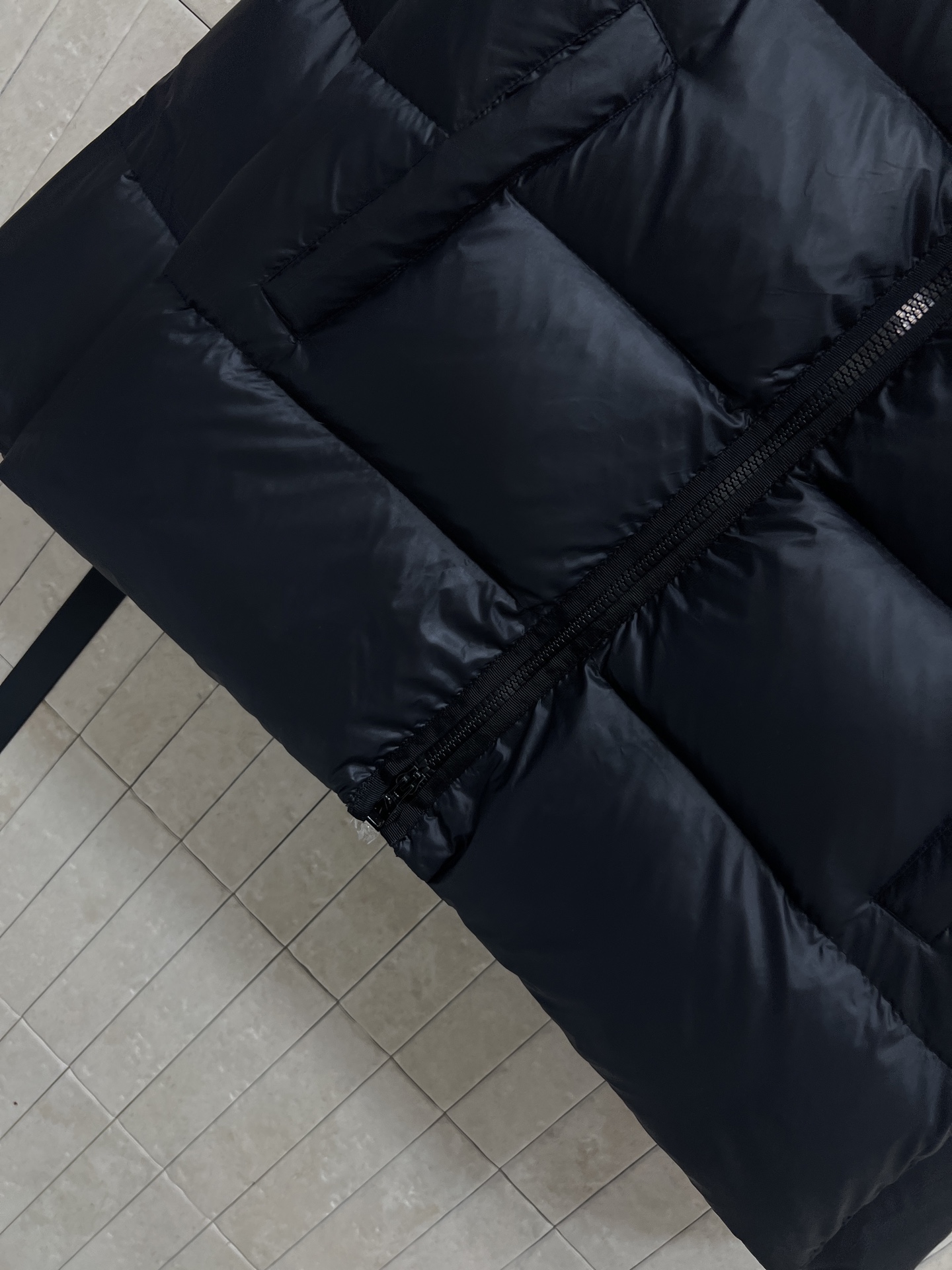 M家 25秋冬新款 黑色连帽羽绒服 国标90鹅绒 保暖力满分，轻盈又蓬松！外层科技聚酯纤维 防水防污 日