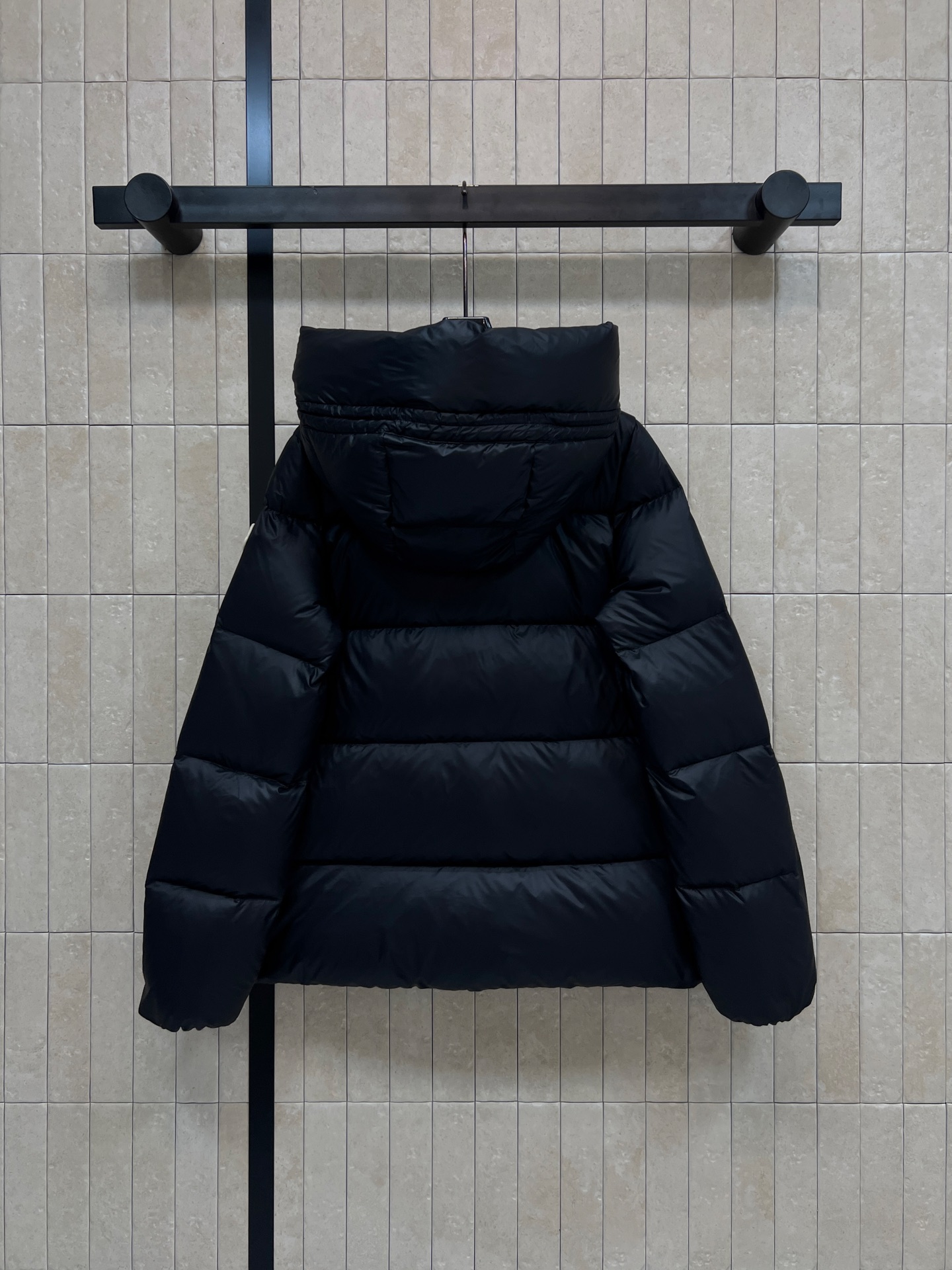 M家 25秋冬新款 黑色连帽羽绒服 国标90鹅绒 保暖力满分，轻盈又蓬松！外层科技聚酯纤维 防水防污 日