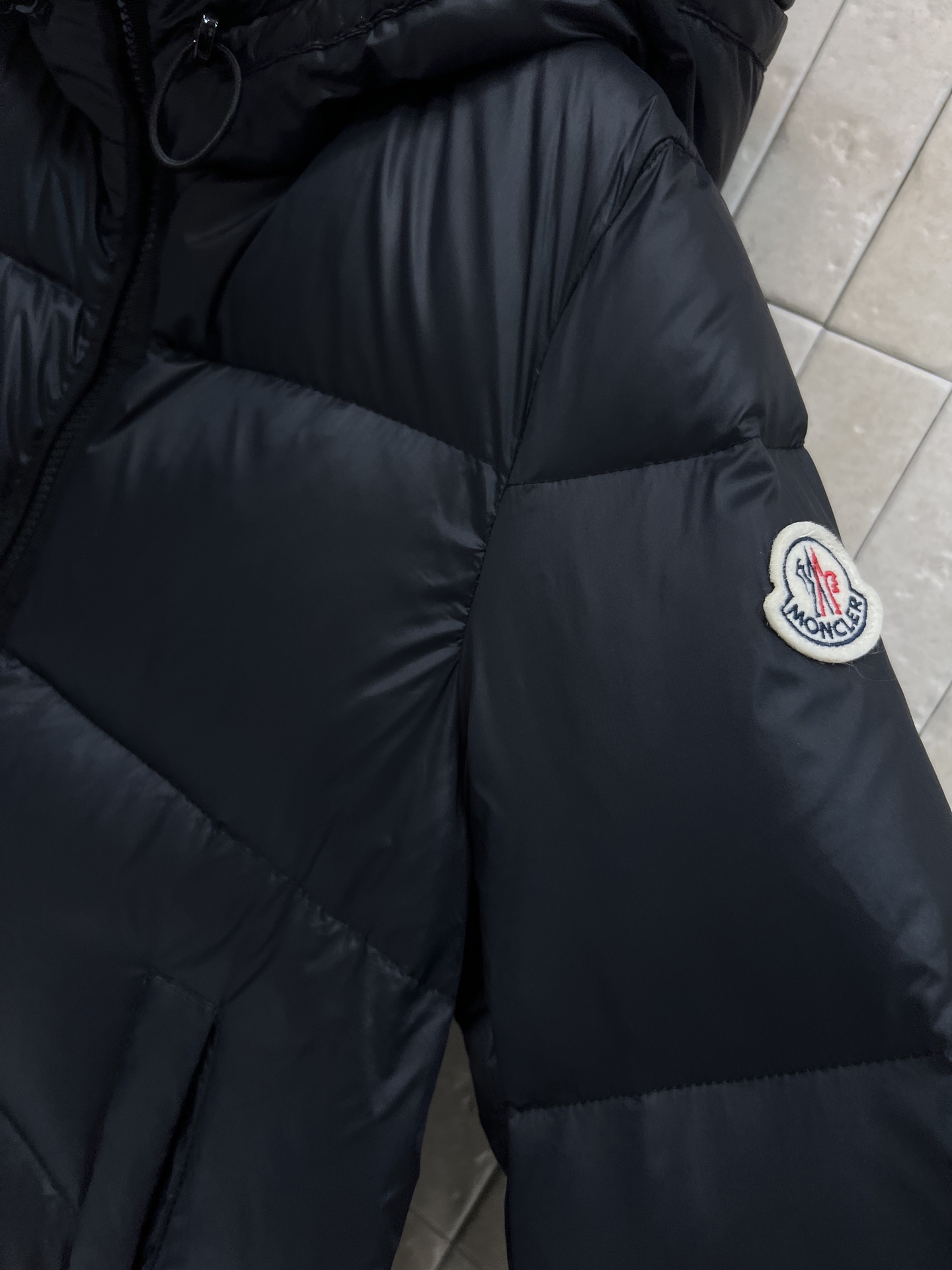 M家 25秋冬新款 黑色连帽羽绒服 国标90鹅绒 保暖力满分，轻盈又蓬松！外层科技聚酯纤维 防水防污 日