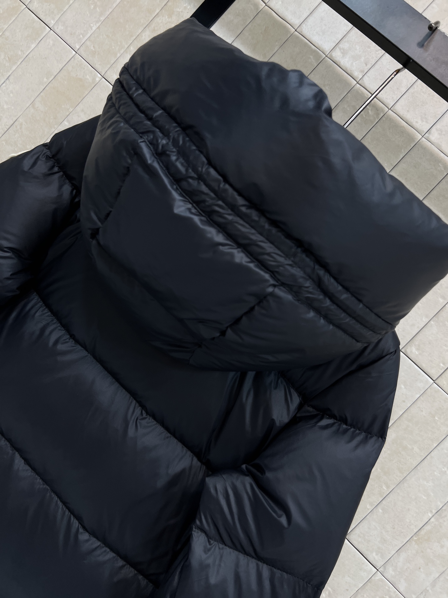 M家 25秋冬新款 黑色连帽羽绒服 国标90鹅绒 保暖力满分，轻盈又蓬松！外层科技聚酯纤维 防水防污 日