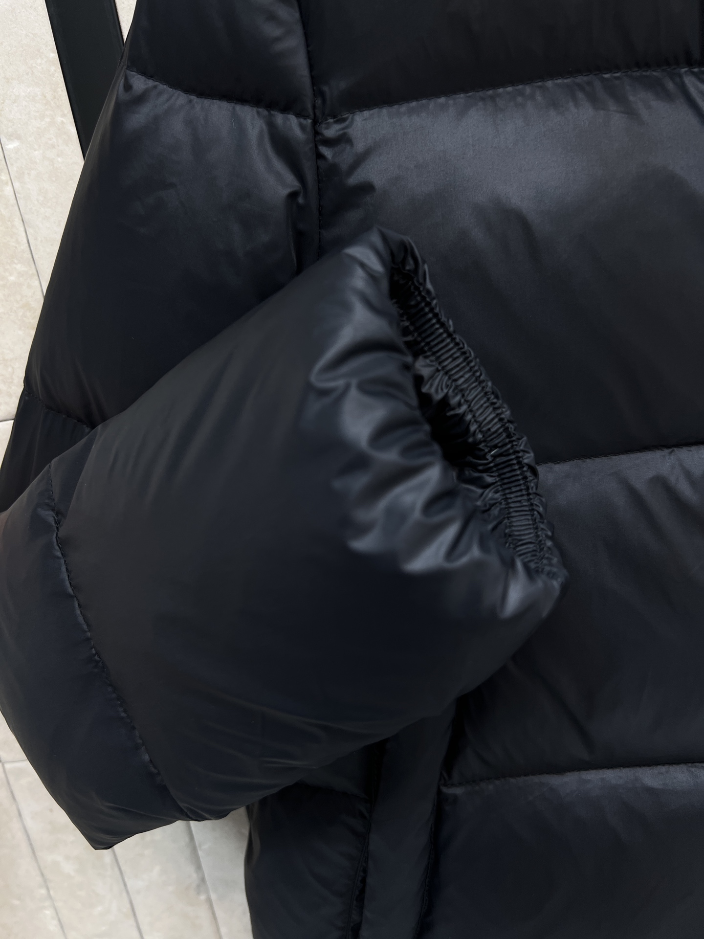 M家 25秋冬新款 黑色连帽羽绒服 国标90鹅绒 保暖力满分，轻盈又蓬松！外层科技聚酯纤维 防水防污 日