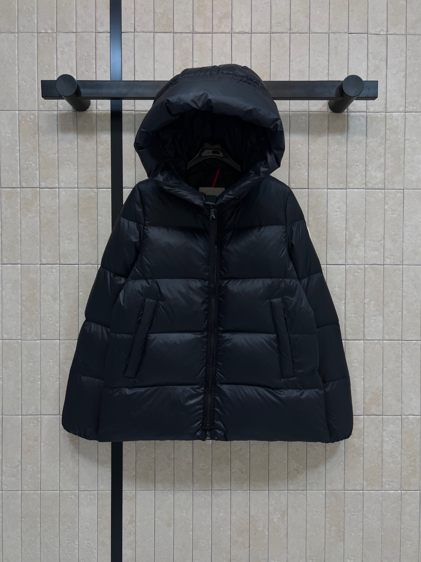 M家 25秋冬新款 黑色连帽羽绒服 国标90鹅绒 保暖力满分，轻盈又蓬松！外层科技聚酯纤维 防水防污 日