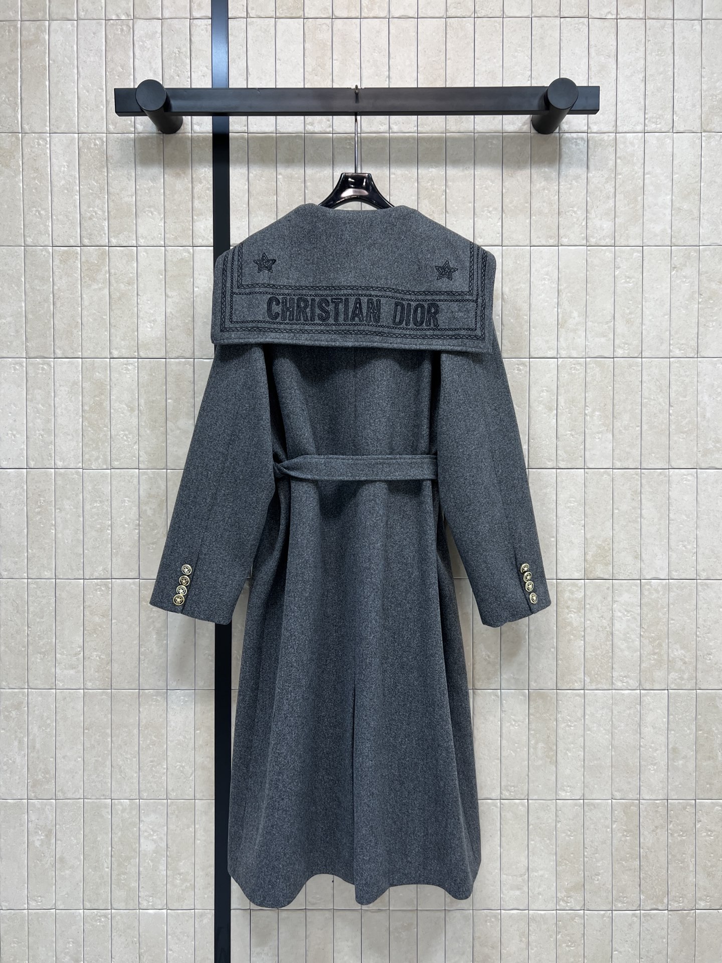 D家 25秋冬新款 海军领灰色系带大衣 优雅又大方的经典款 秋冬穿超合适！logo刺绣海军领 宽松廓形+