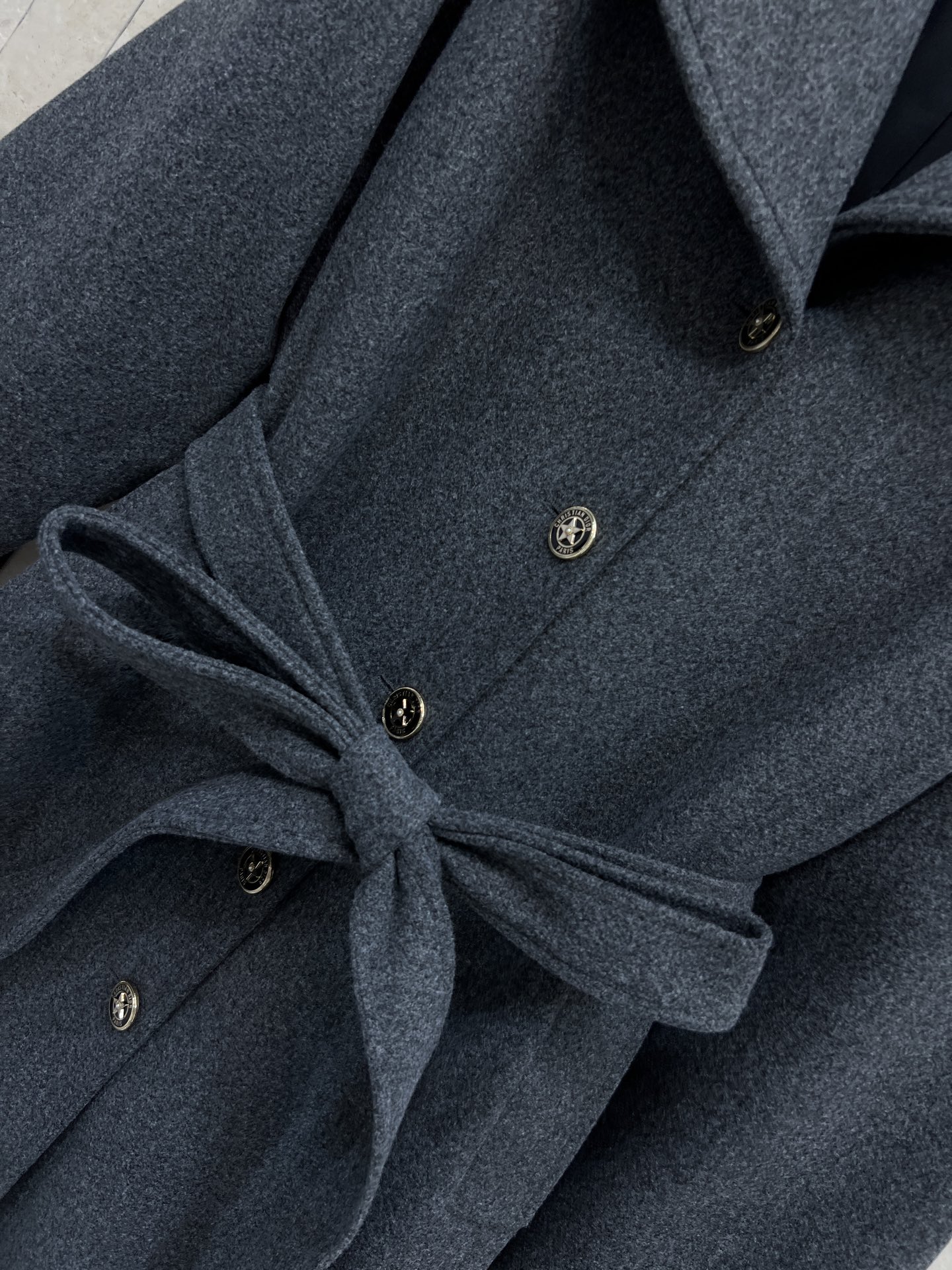 D家 25秋冬新款 海军领灰色系带大衣 优雅又大方的经典款 秋冬穿超合适！logo刺绣海军领 宽松廓形+