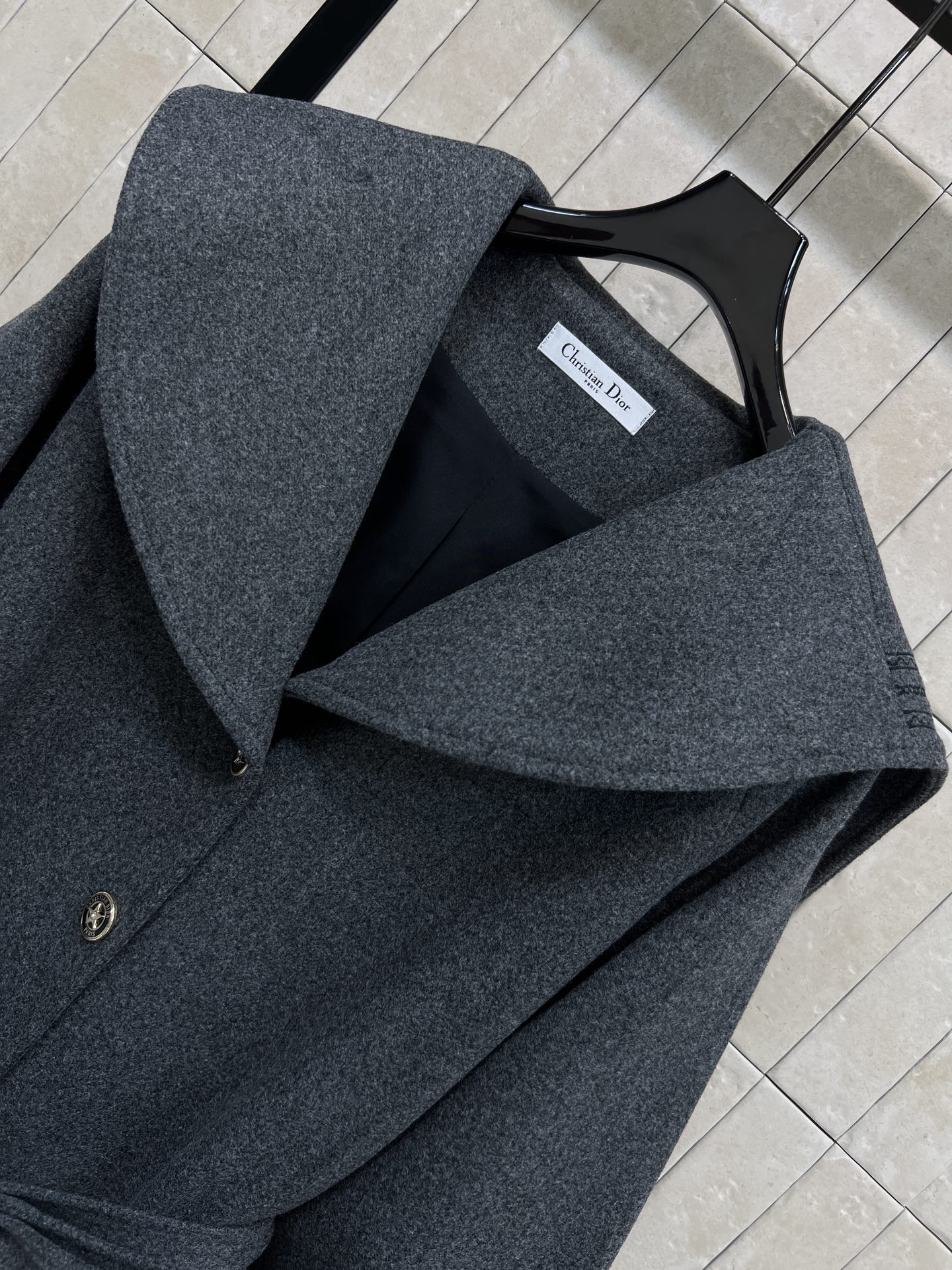 D家 25秋冬新款 海军领灰色系带大衣 优雅又大方的经典款 秋冬穿超合适！logo刺绣海军领 宽松廓形+