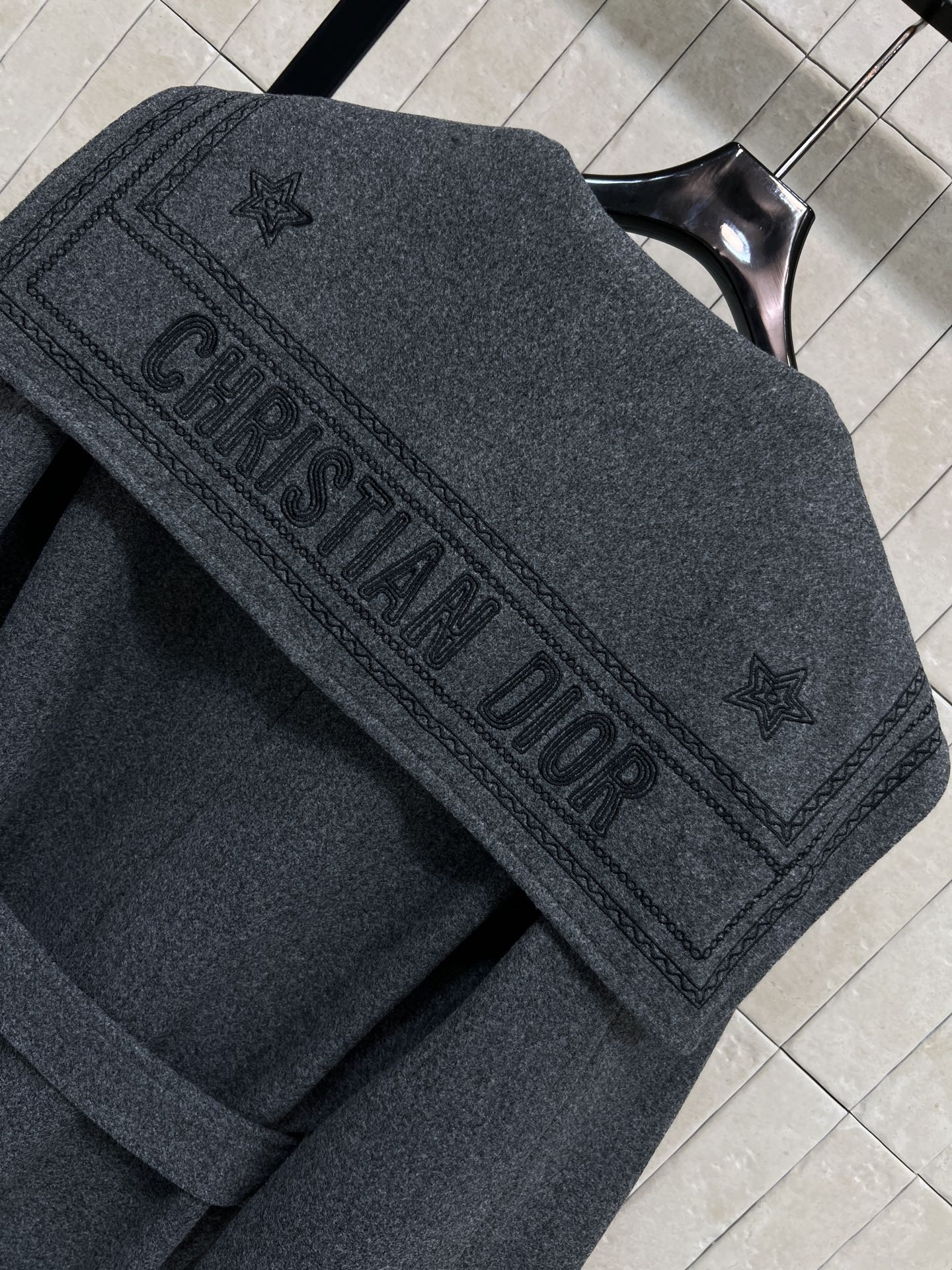 D家 25秋冬新款 海军领灰色系带大衣 优雅又大方的经典款 秋冬穿超合适！logo刺绣海军领 宽松廓形+