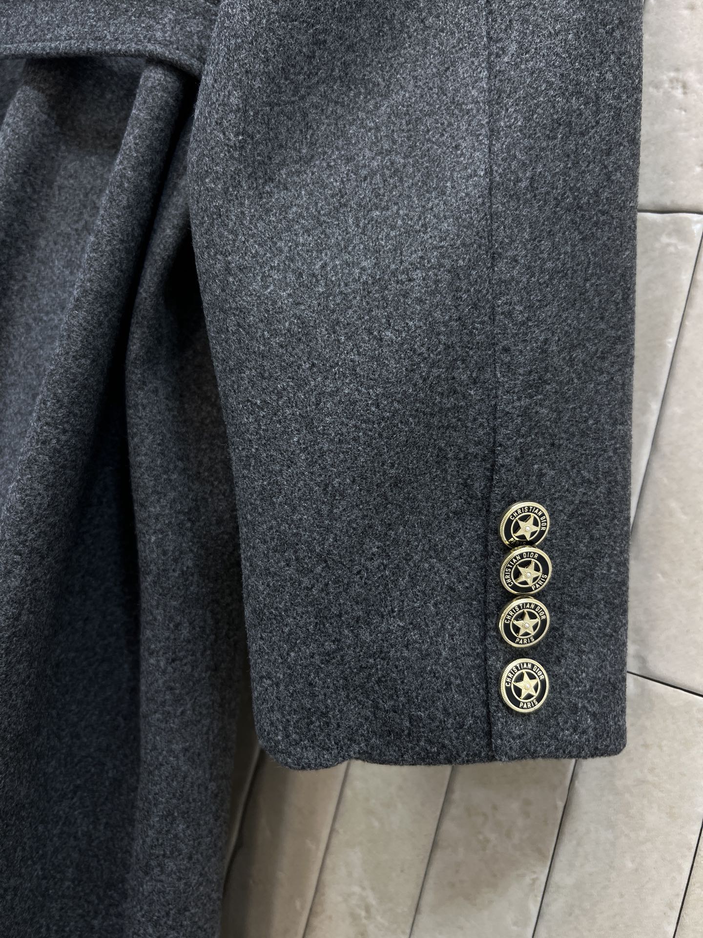 D家 25秋冬新款 海军领灰色系带大衣 优雅又大方的经典款 秋冬穿超合适！logo刺绣海军领 宽松廓形+