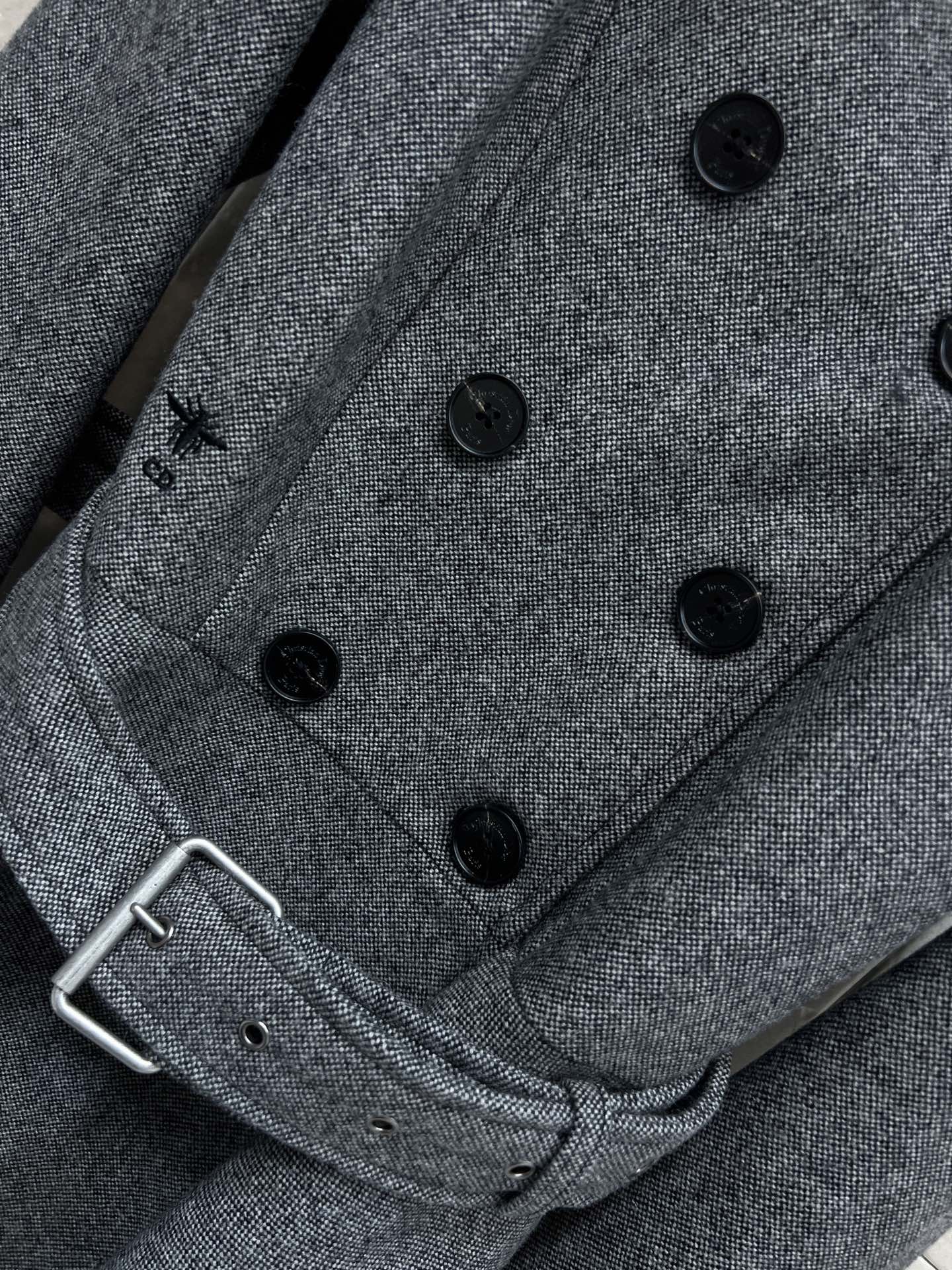 D家 25秋冬新款 灰色双排扣中长款大衣 秋冬穿超合适！经典灰色+黑色logo纽扣+腰带 简约优雅 通勤