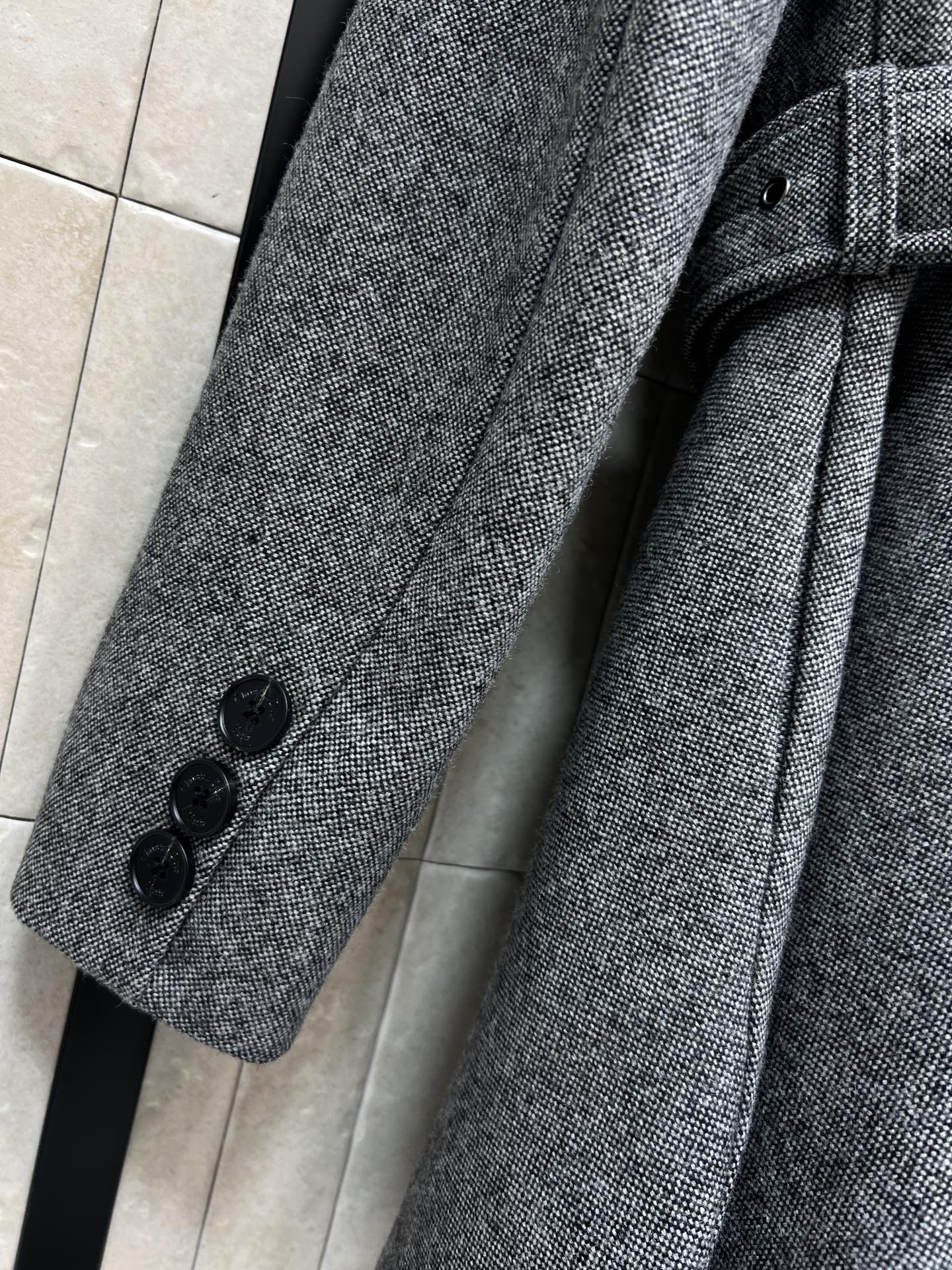 D家 25秋冬新款 灰色双排扣中长款大衣 秋冬穿超合适！经典灰色+黑色logo纽扣+腰带 简约优雅 通勤