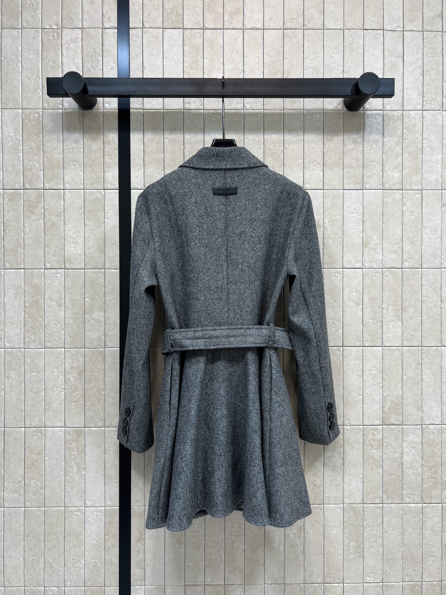 D家 25秋冬新款 灰色双排扣中长款大衣 秋冬穿超合适！经典灰色+黑色logo纽扣+腰带 简约优雅 通勤