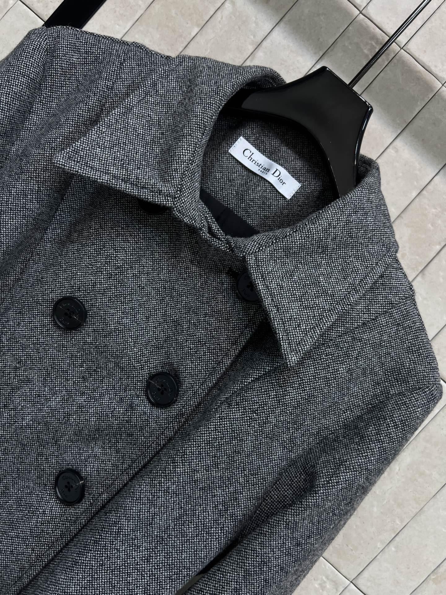 D家 25秋冬新款 灰色双排扣中长款大衣 秋冬穿超合适！经典灰色+黑色logo纽扣+腰带 简约优雅 通勤