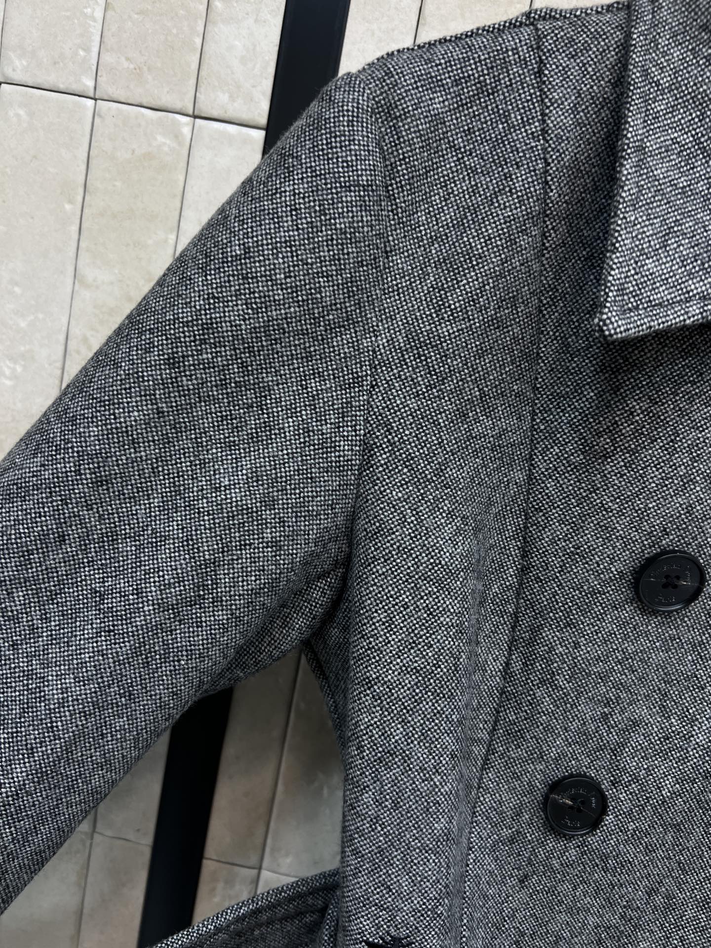 D家 25秋冬新款 灰色双排扣中长款大衣 秋冬穿超合适！经典灰色+黑色logo纽扣+腰带 简约优雅 通勤