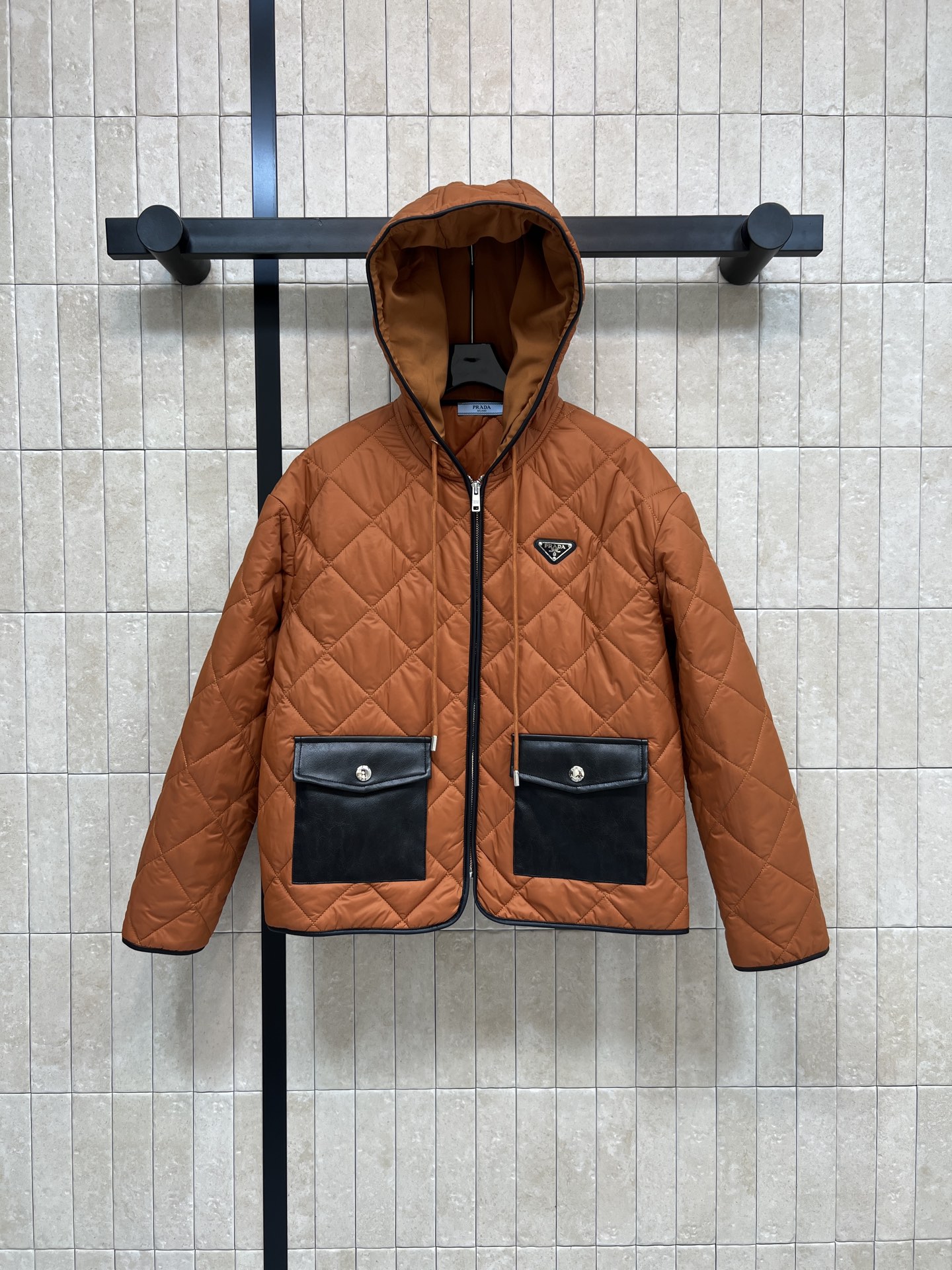 NO:590522,PD Home 25 new autumn and winter style triangular logo hooded cotton jacket, classic diamond plaid + black leather pocket, simple and high-end!  Quilted quilted hooded jacket has perfect warmth, perfect for autumn and winter. Hooded design + metal zipper. Exquisite details. Classic triangle logo decoration. Full of brand feel. It can be easily worn for daily commuting or leisure. It goes well with jeans and casual pants. It is practical and fashionable!  One color three codes SML,,dior,jeans,jackets & coats,hats,alexander wang19860909PD家 25秋冬新款 三角标连帽棉服 经典菱形格纹+黑色皮革口袋 简约又高级！绗缝夹棉连帽外套 保暖力满分,秋冬穿超合适 连帽设计+金属拉链 细节精致 经典三角标装饰 品牌感十足 日常通勤或休闲都能轻松驾驭 搭配牛仔裤 休闲裤都很出彩 实用又时髦！一色三码SML,,dior,jeans,jackets & coats,hats,alexander wang,Women's clothing