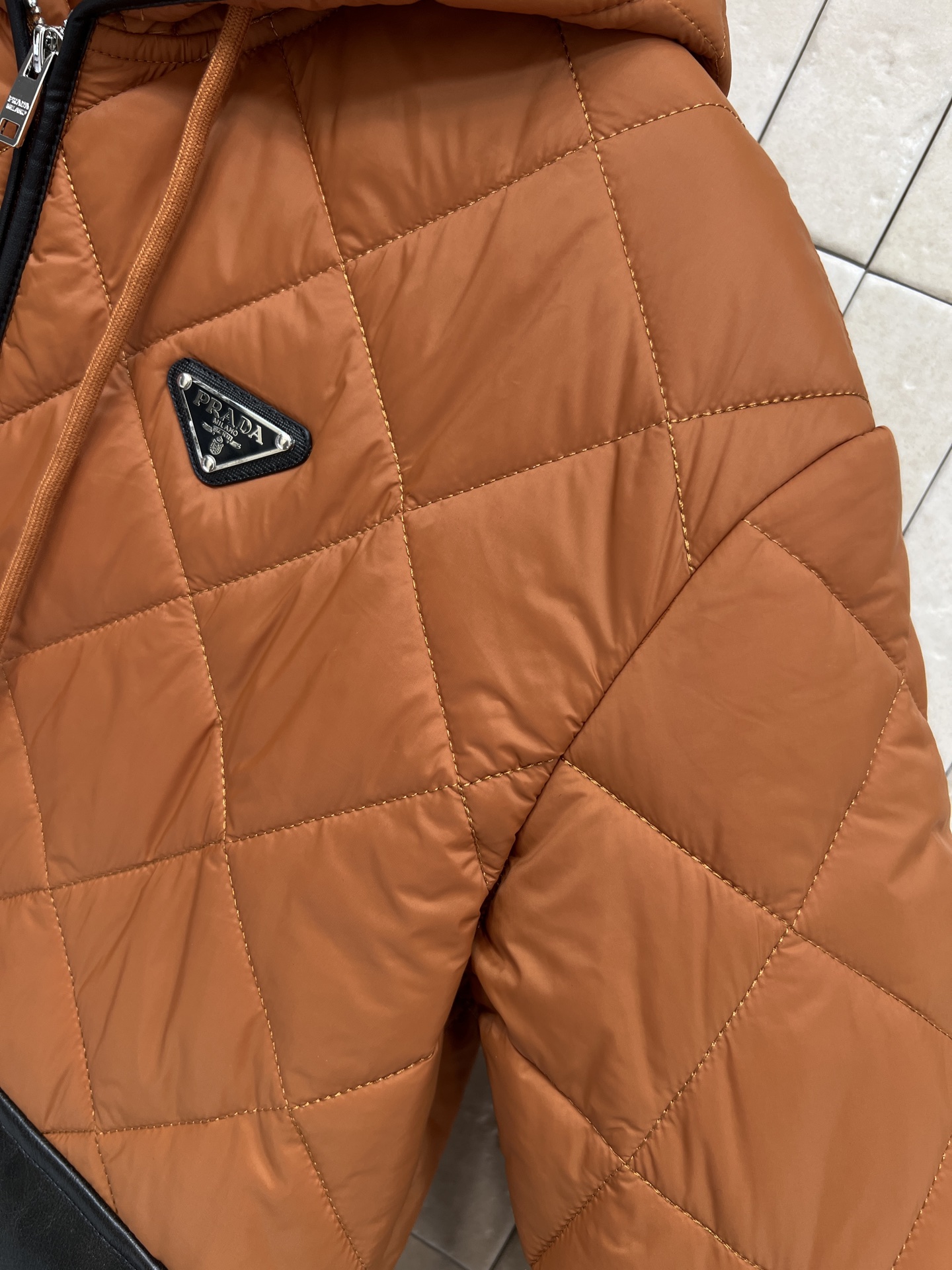 PD家 25秋冬新款 三角标连帽棉服 经典菱形格纹+黑色皮革口袋 简约又高级！绗缝夹棉连帽外套 保暖力满