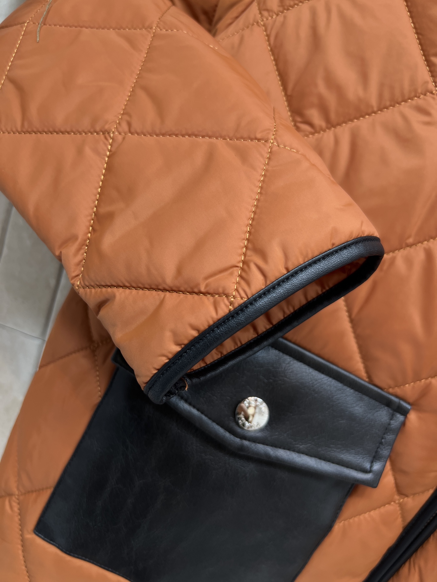 PD家 25秋冬新款 三角标连帽棉服 经典菱形格纹+黑色皮革口袋 简约又高级！绗缝夹棉连帽外套 保暖力满