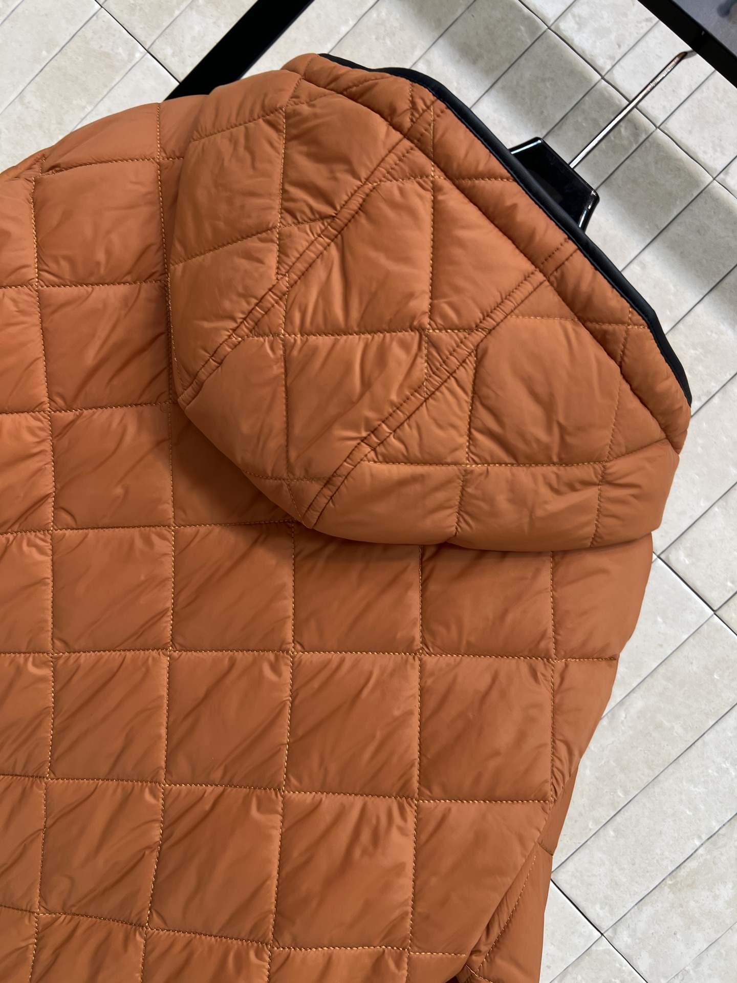 PD家 25秋冬新款 三角标连帽棉服 经典菱形格纹+黑色皮革口袋 简约又高级！绗缝夹棉连帽外套 保暖力满