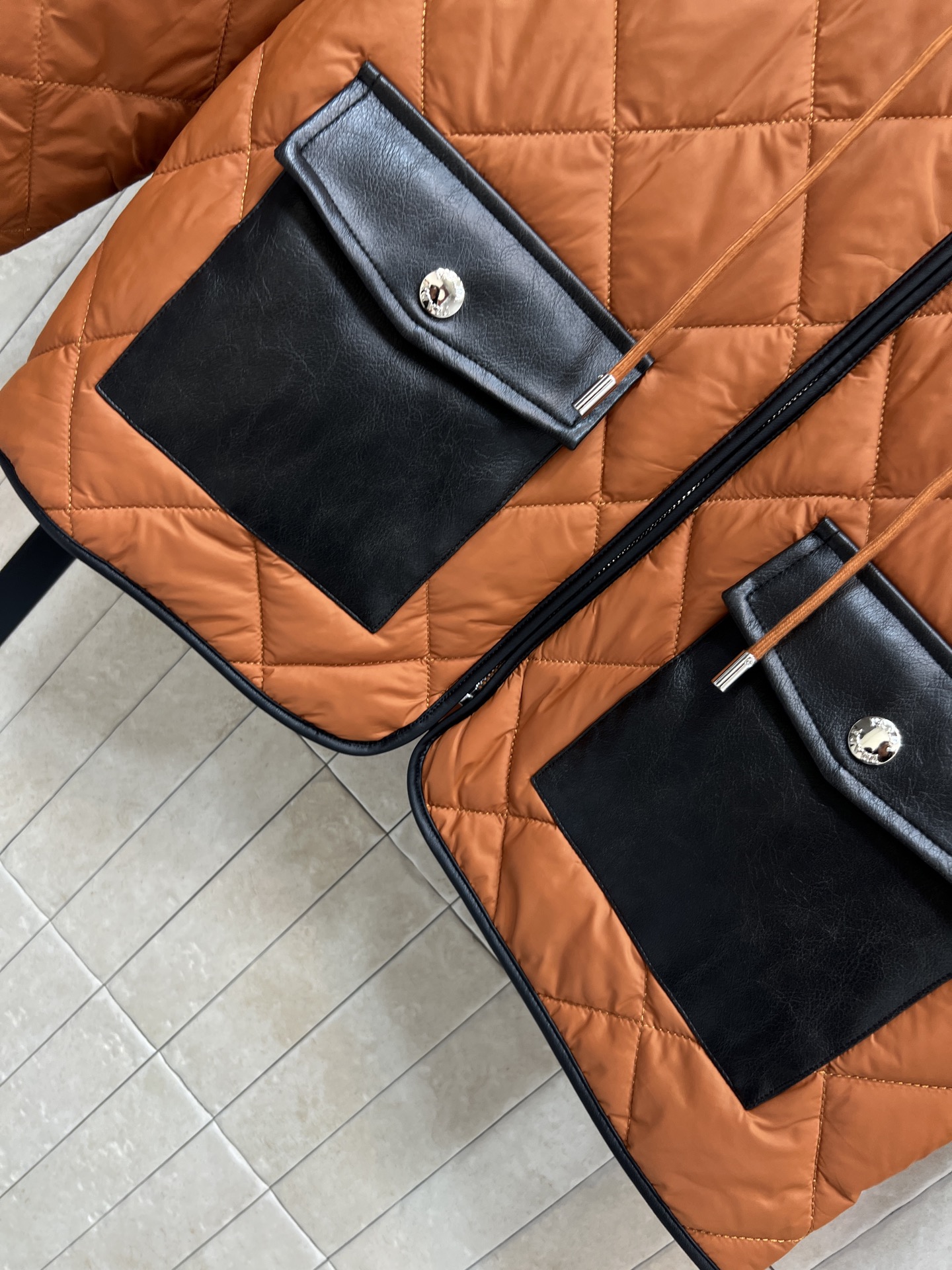 PD家 25秋冬新款 三角标连帽棉服 经典菱形格纹+黑色皮革口袋 简约又高级！绗缝夹棉连帽外套 保暖力满