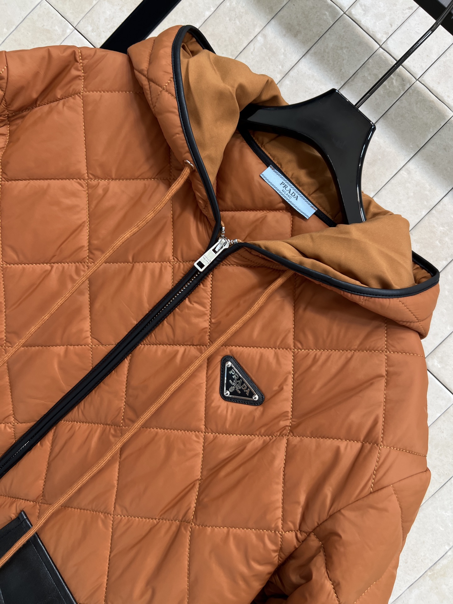 PD家 25秋冬新款 三角标连帽棉服 经典菱形格纹+黑色皮革口袋 简约又高级！绗缝夹棉连帽外套 保暖力满