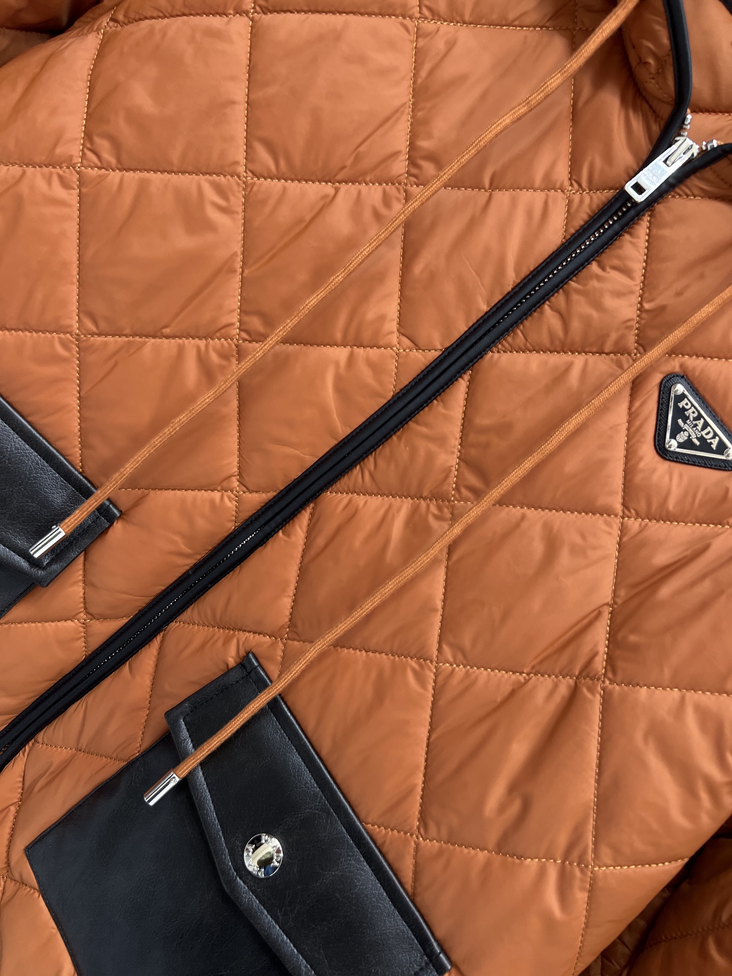 PD家 25秋冬新款 三角标连帽棉服 经典菱形格纹+黑色皮革口袋 简约又高级！绗缝夹棉连帽外套 保暖力满