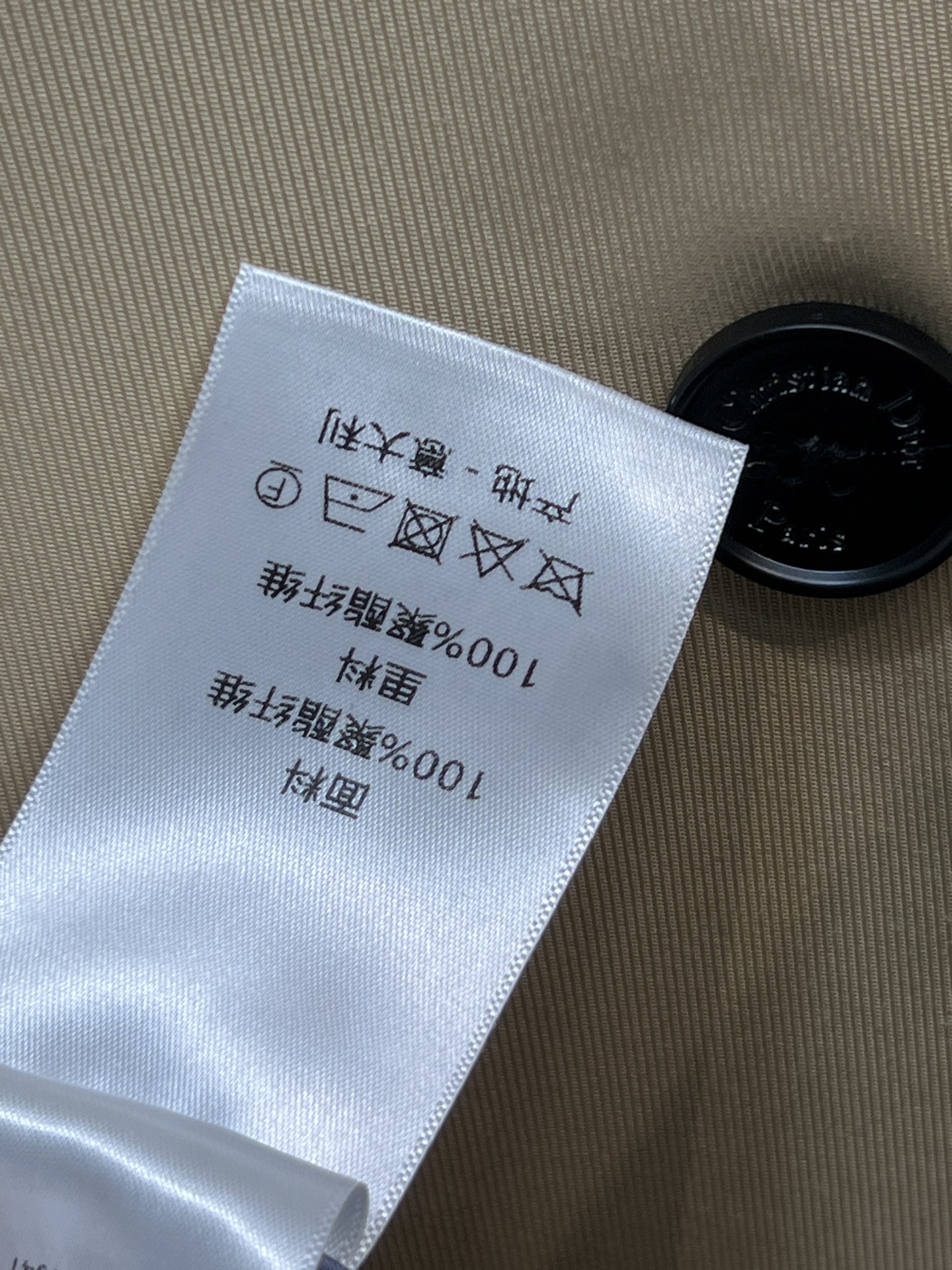 D家 25秋冬新款 双排扣收腰中长款风衣外套 经典英伦风设计 上身超飒巨显气场 廓形刺绣小蜜蜂风衣 穿上