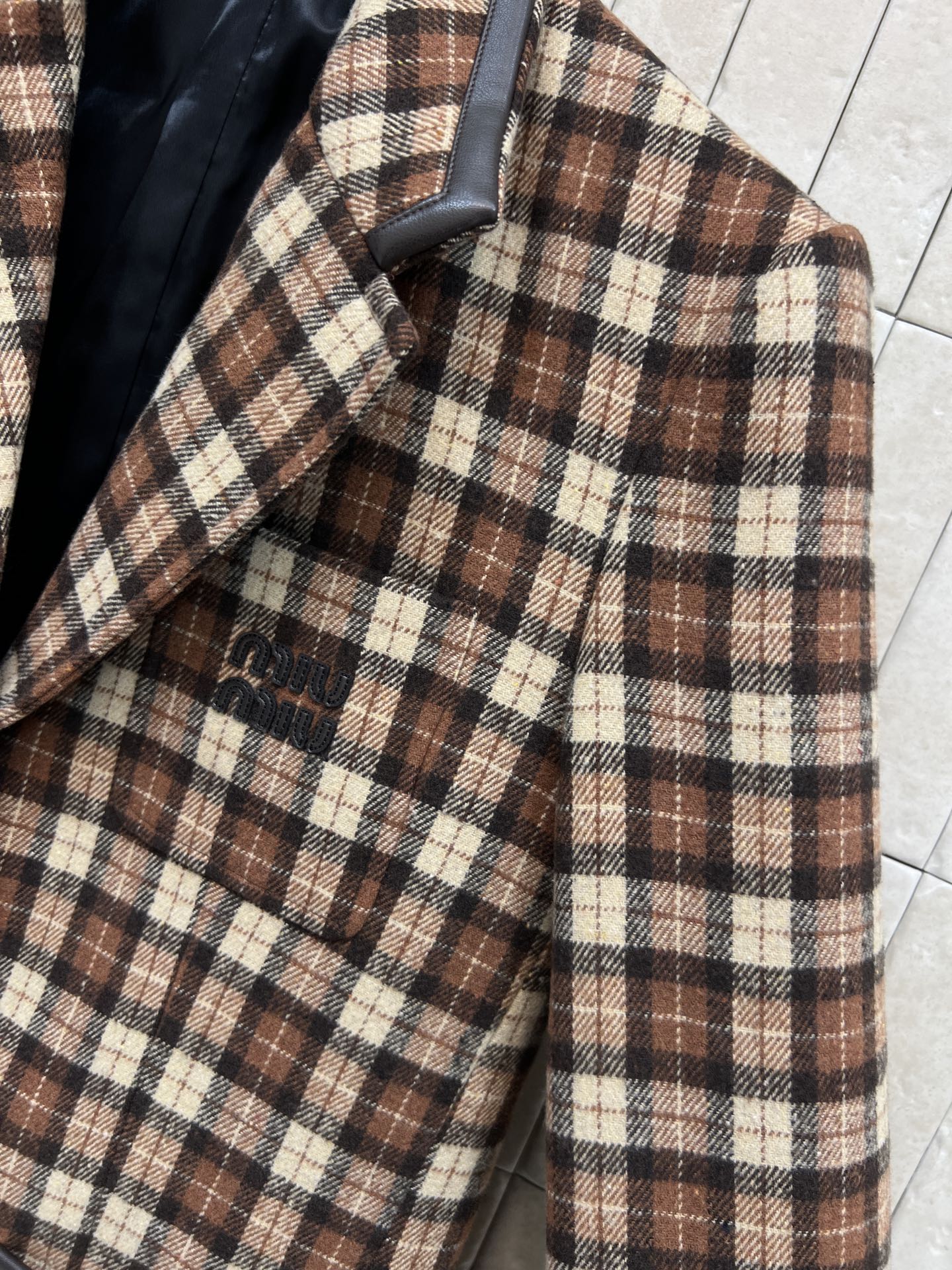 MIU家 25秋冬新款 英伦风棕色格纹西装 经典格纹+黑色皮质捆边装饰 复古又时髦！羊毛混纺材质 秋冬穿