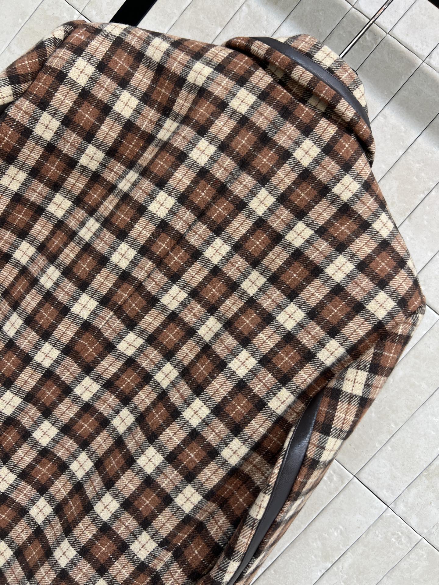 MIU家 25秋冬新款 英伦风棕色格纹西装 经典格纹+黑色皮质捆边装饰 复古又时髦！羊毛混纺材质 秋冬穿