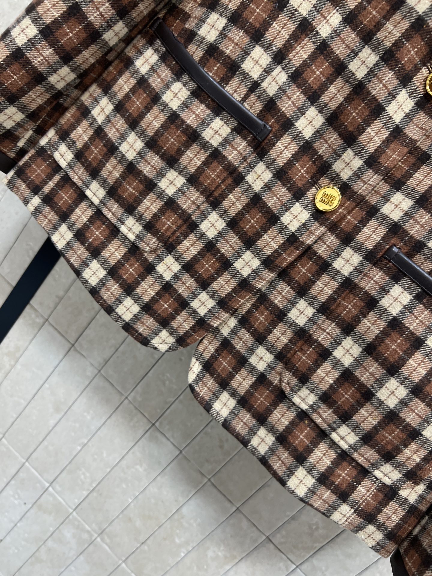 MIU家 25秋冬新款 英伦风棕色格纹西装 经典格纹+黑色皮质捆边装饰 复古又时髦！羊毛混纺材质 秋冬穿