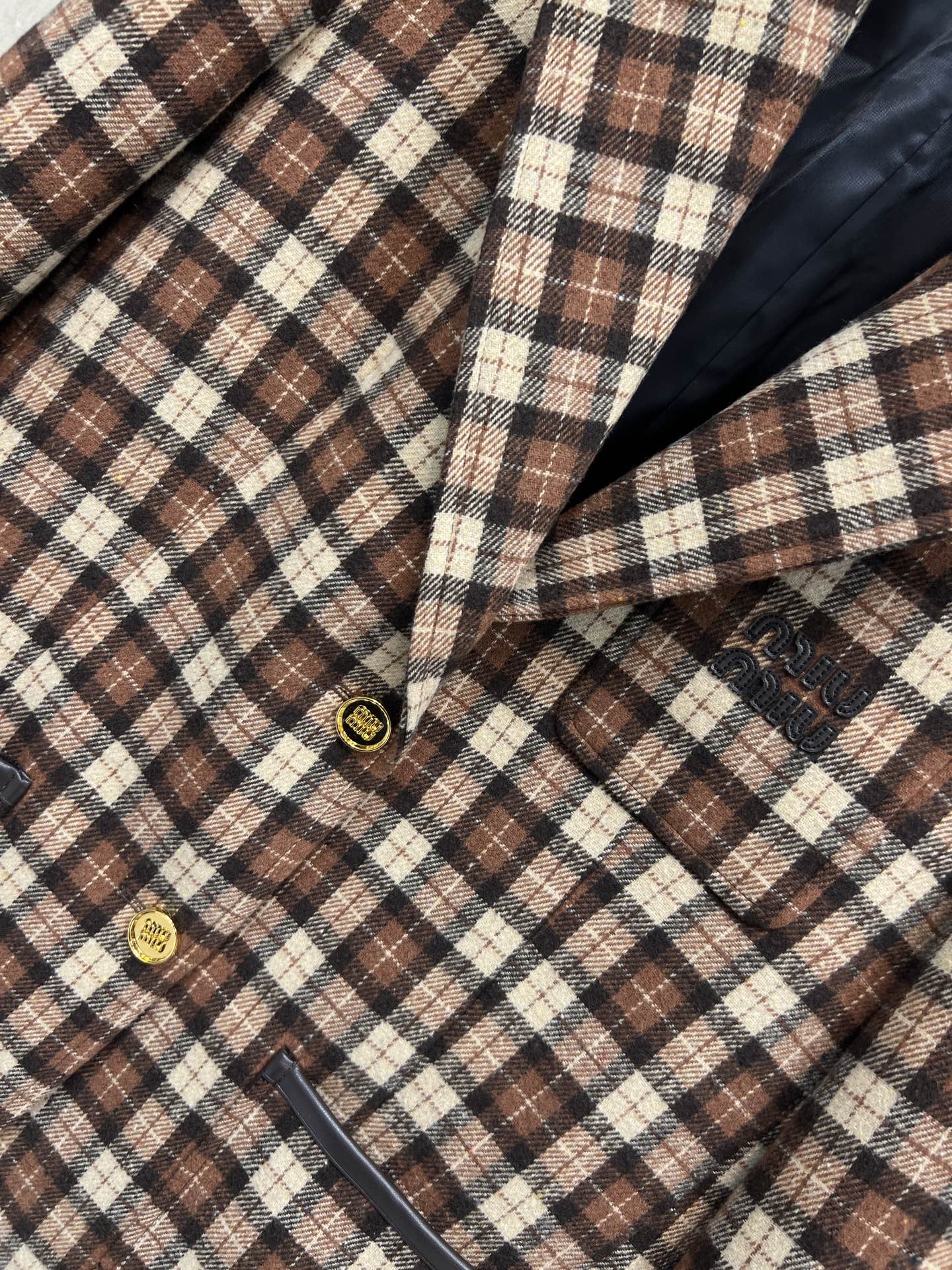 MIU家 25秋冬新款 英伦风棕色格纹西装 经典格纹+黑色皮质捆边装饰 复古又时髦！羊毛混纺材质 秋冬穿