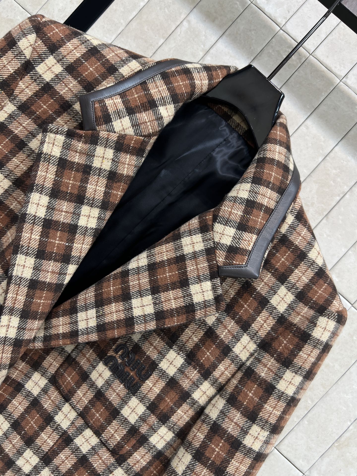 MIU家 25秋冬新款 英伦风棕色格纹西装 经典格纹+黑色皮质捆边装饰 复古又时髦！羊毛混纺材质 秋冬穿