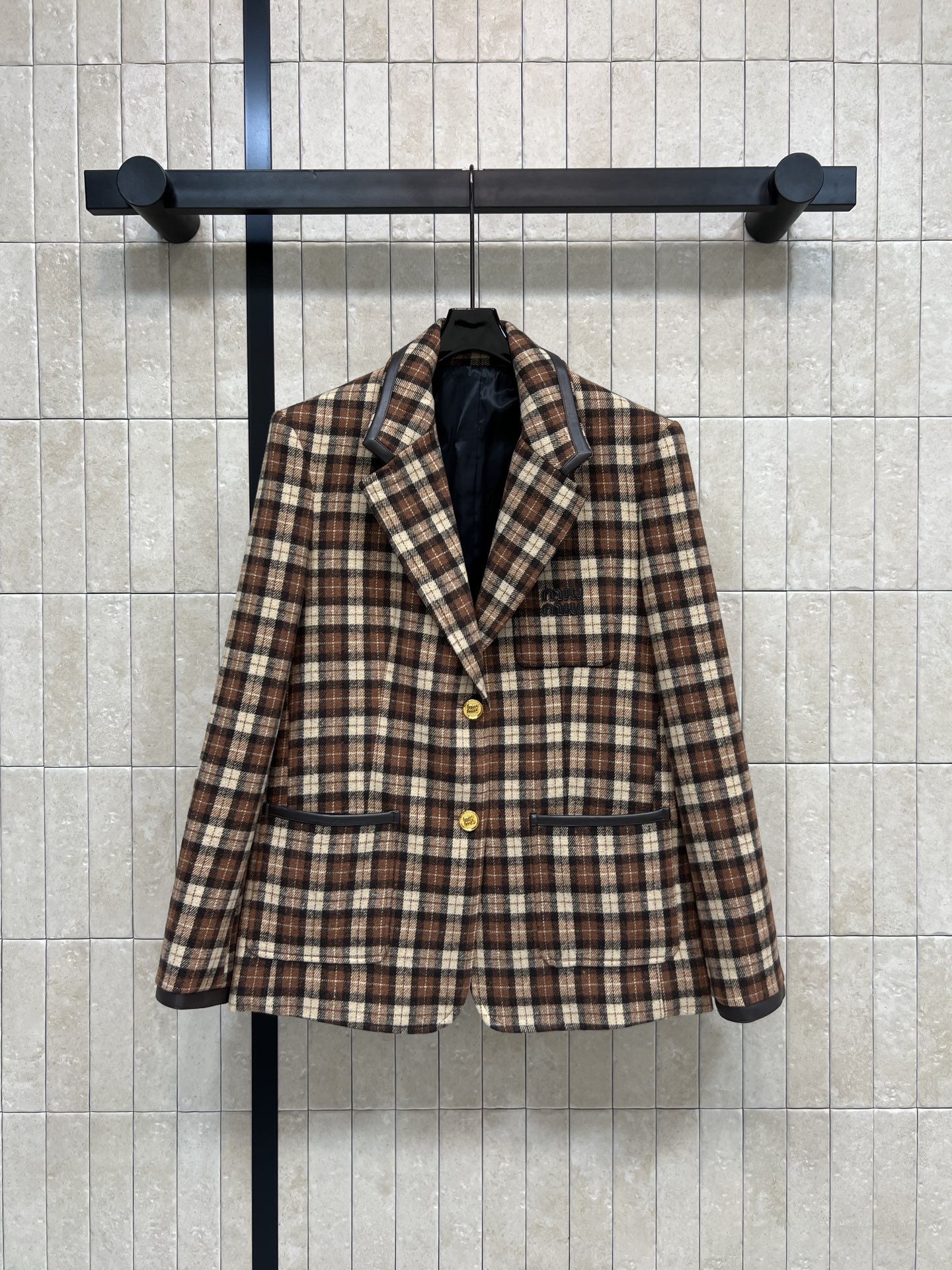 NO:590987,MIU Home 25 new autumn and winter style British style brown plaid suit, classic plaid + black leather binding decoration, retro and fashionable!  Wool blended material, super warm and stylish for autumn and winter. Metal logo buttons, classic logo embroidery, full of details, neat tailoring, easy to manage for commuting or leisure. Paired with Oxford shoes and leather shoes, you will feel like a British gentleman!  One color three codes SML,,miumiu,business suit,alexander wang19860909MIU家 25秋冬新款 英伦风棕色格纹西装 经典格纹+黑色皮质捆边装饰 复古又时髦！羊毛混纺材质 秋冬穿超保暖又有型 金属logo纽扣 经典logo刺绣 细节满分 剪裁利落 通勤or休闲都能轻松驾驭 搭配牛津鞋、皮鞋 英伦绅士感直接拉满！一色三码 SML,,miumiu,business suit,alexander wang,Women's clothing