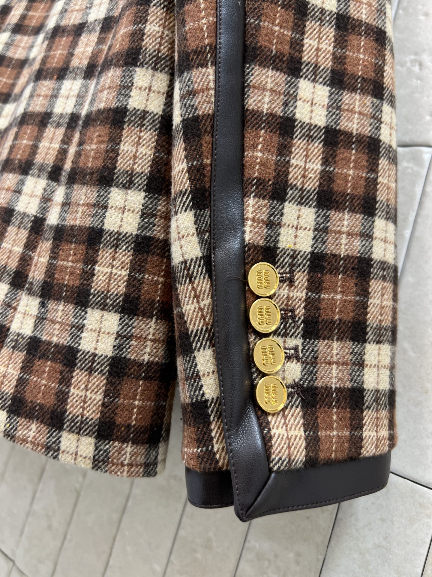 MIU家 25秋冬新款 英伦风棕色格纹西装 经典格纹+黑色皮质捆边装饰 复古又时髦！羊毛混纺材质 秋冬穿