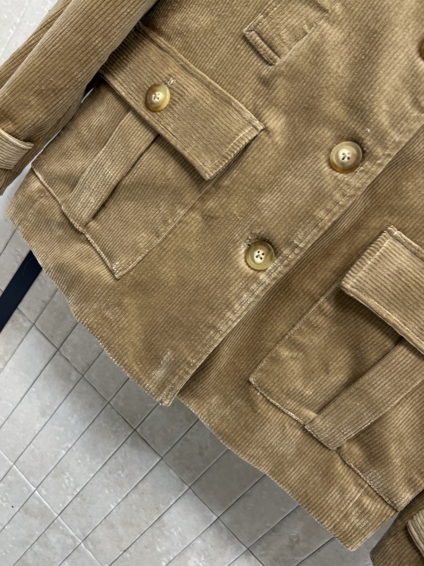 MIU家 25秋冬新款 棕色灯芯绒夹克 搭配麂皮拼接 复古感满满！正面金属纽扣+实用口袋 细节精致 剪裁