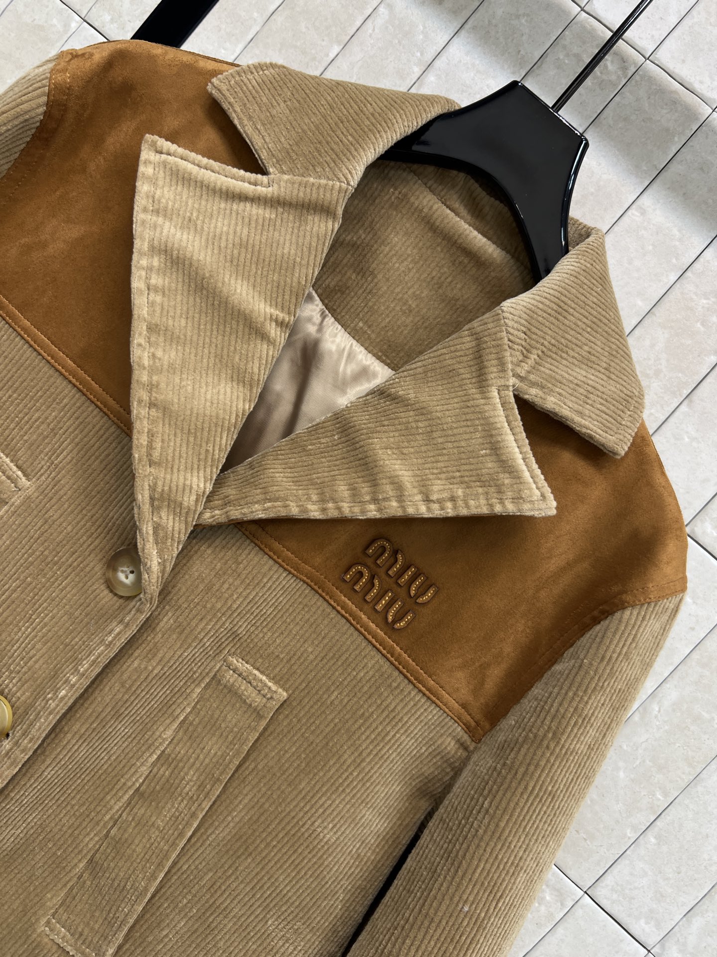 MIU家 25秋冬新款 棕色灯芯绒夹克 搭配麂皮拼接 复古感满满！正面金属纽扣+实用口袋 细节精致 剪裁