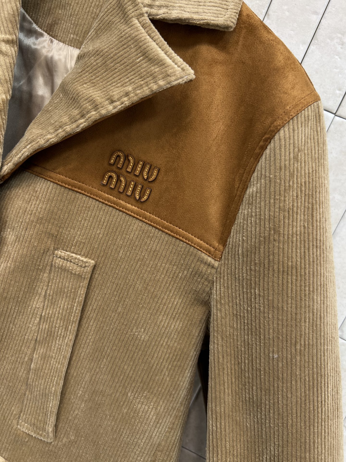 MIU家 25秋冬新款 棕色灯芯绒夹克 搭配麂皮拼接 复古感满满！正面金属纽扣+实用口袋 细节精致 剪裁