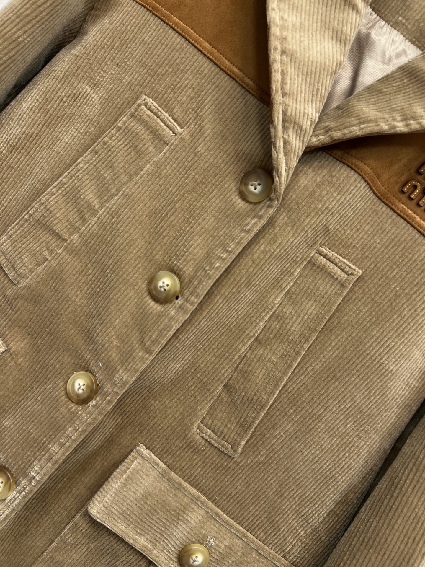 MIU家 25秋冬新款 棕色灯芯绒夹克 搭配麂皮拼接 复古感满满！正面金属纽扣+实用口袋 细节精致 剪裁