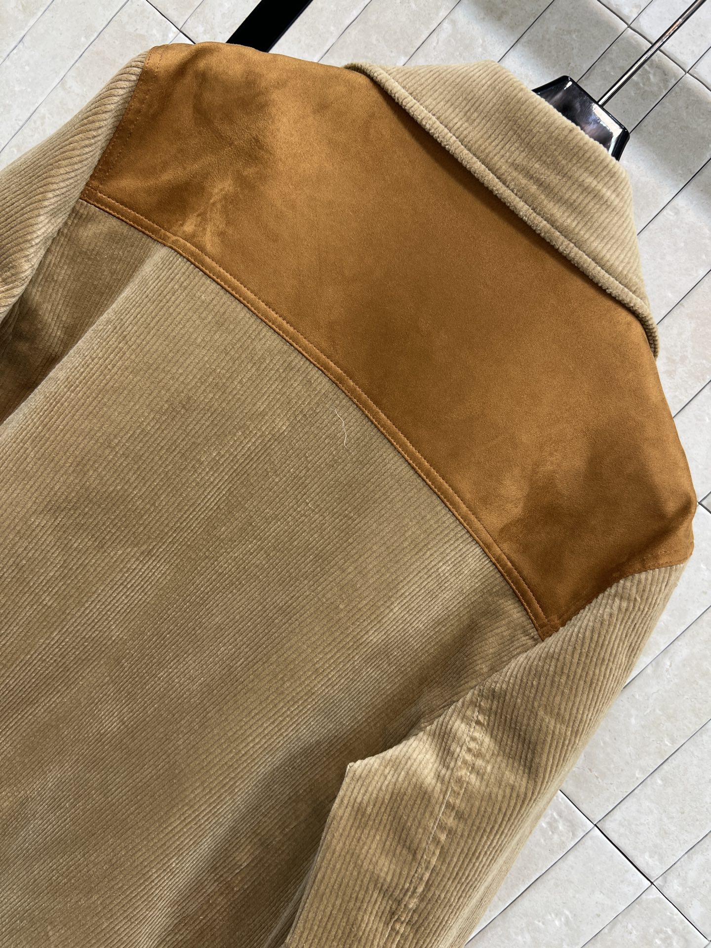 MIU家 25秋冬新款 棕色灯芯绒夹克 搭配麂皮拼接 复古感满满！正面金属纽扣+实用口袋 细节精致 剪裁