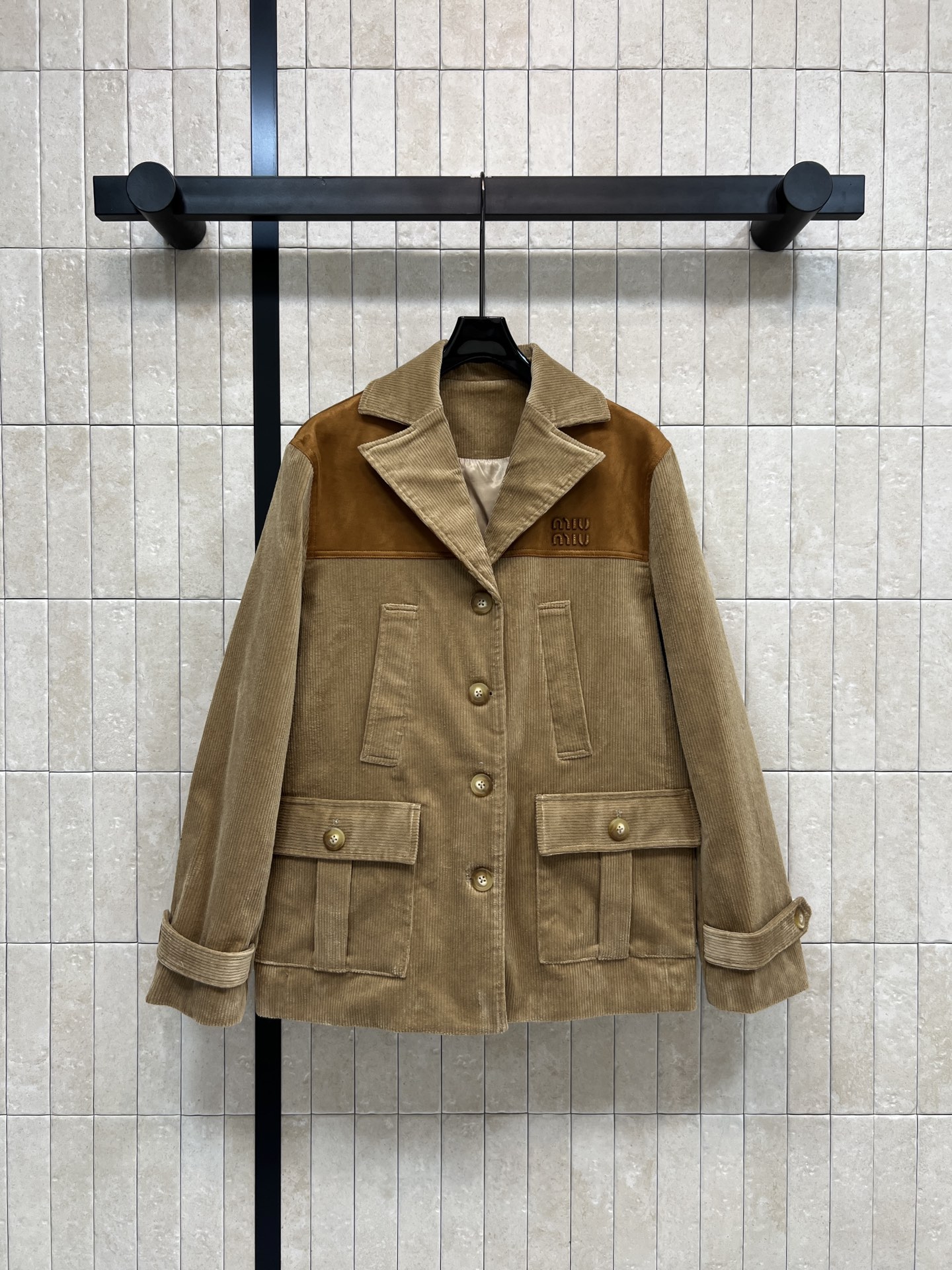 NO:590992,MIU's new autumn and winter 25 brown corduroy jacket with suede stitching is full of retro feel!  Metal buttons on the front + practical pockets. Exquisite details and neat tailoring. Great for layering or wearing alone. Perfect for autumn and winter. Warm and fashionable. Can be easily used for commuting or leisure. The corduroy material is soft and textured. Available in three sizes in one color. SML, miumiu, jackets & coats, chamois leather, alexander wang19860909MIU家 25秋冬新款 棕色灯芯绒夹克 搭配麂皮拼接 复古感满满！正面金属纽扣+实用口袋 细节精致 剪裁利落 叠穿或单穿都很出彩~秋冬季节超适合 保暖又时髦 通勤休闲都能轻松驾驭廊 灯芯绒材质柔软有质感 一色三码SML,,miumiu,jackets & coats,chamois leather,alexander wang,Women's clothing