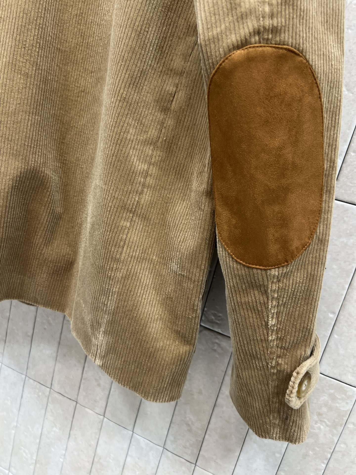 MIU家 25秋冬新款 棕色灯芯绒夹克 搭配麂皮拼接 复古感满满！正面金属纽扣+实用口袋 细节精致 剪裁