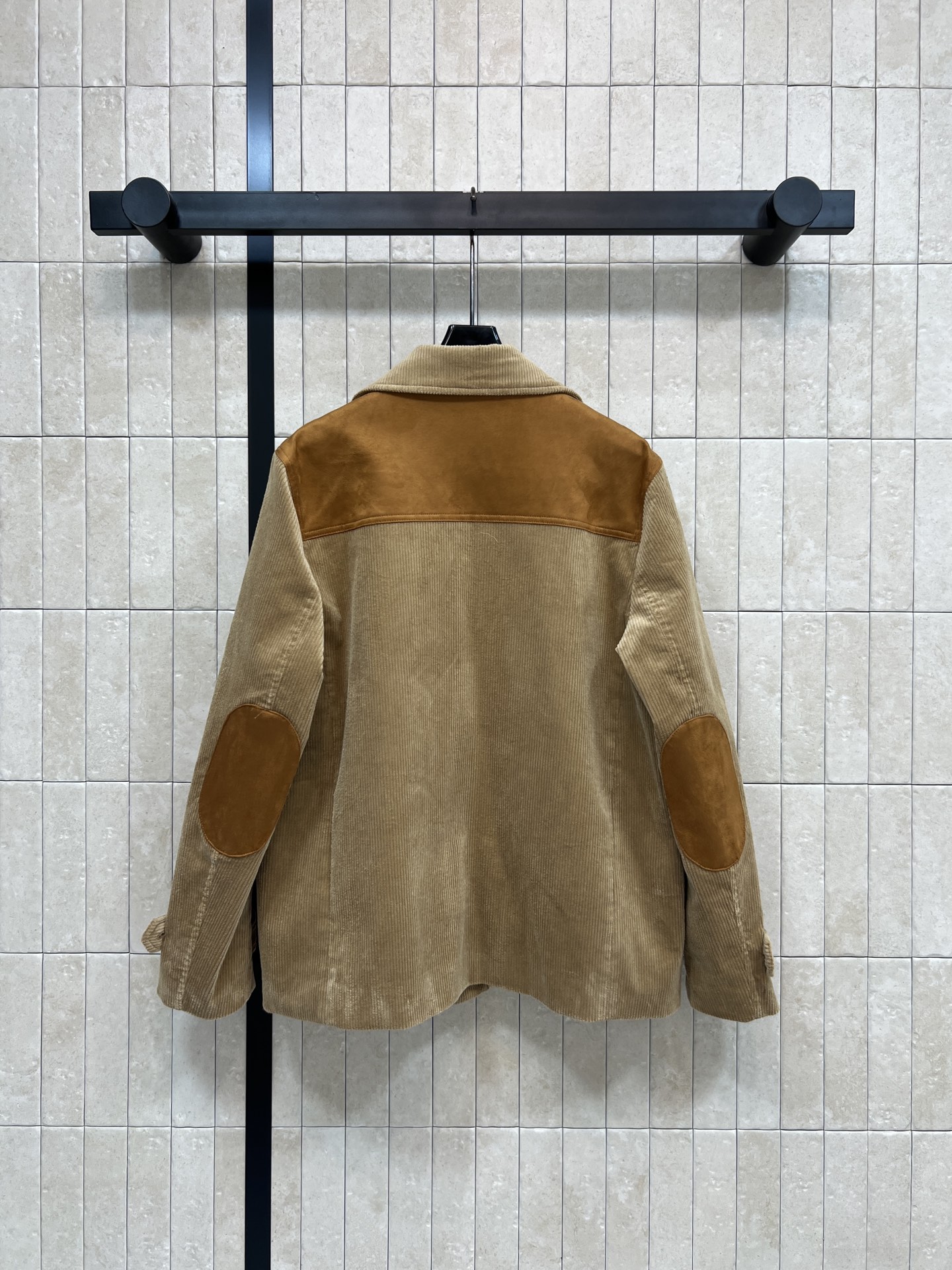 MIU家 25秋冬新款 棕色灯芯绒夹克 搭配麂皮拼接 复古感满满！正面金属纽扣+实用口袋 细节精致 剪裁