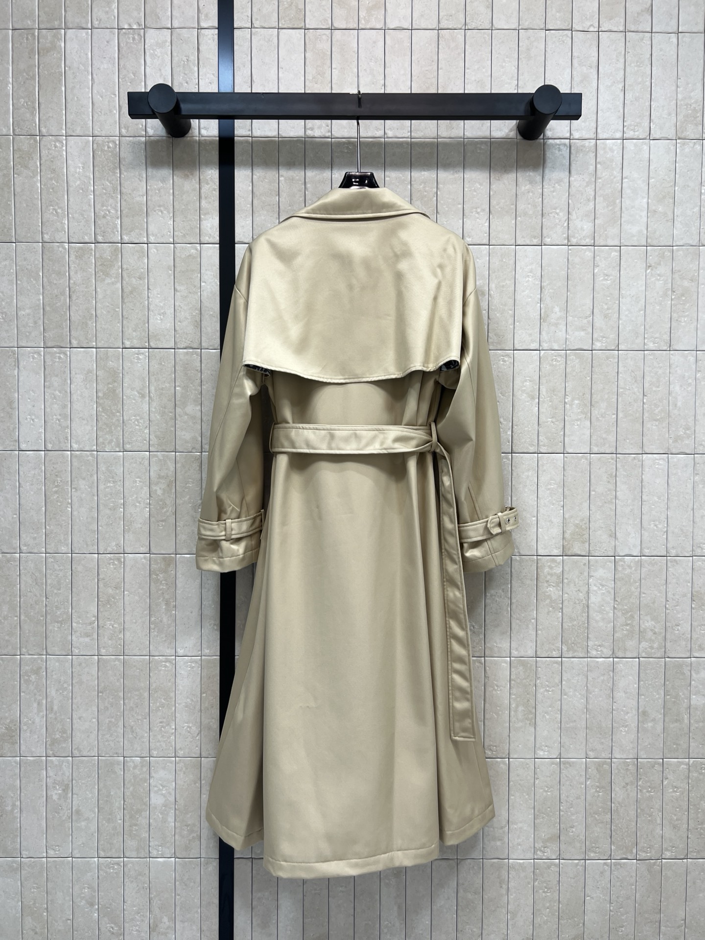 D家 25秋冬新款 双排扣收腰中长款风衣外套 经典英伦风设计 上身超飒巨显气场 廓形刺绣小蜜蜂风衣 穿上