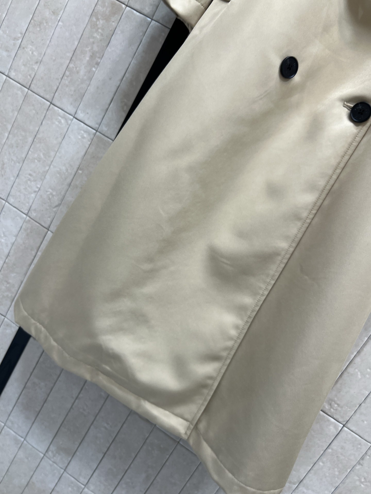 D家 25秋冬新款 双排扣收腰中长款风衣外套 经典英伦风设计 上身超飒巨显气场 廓形刺绣小蜜蜂风衣 穿上