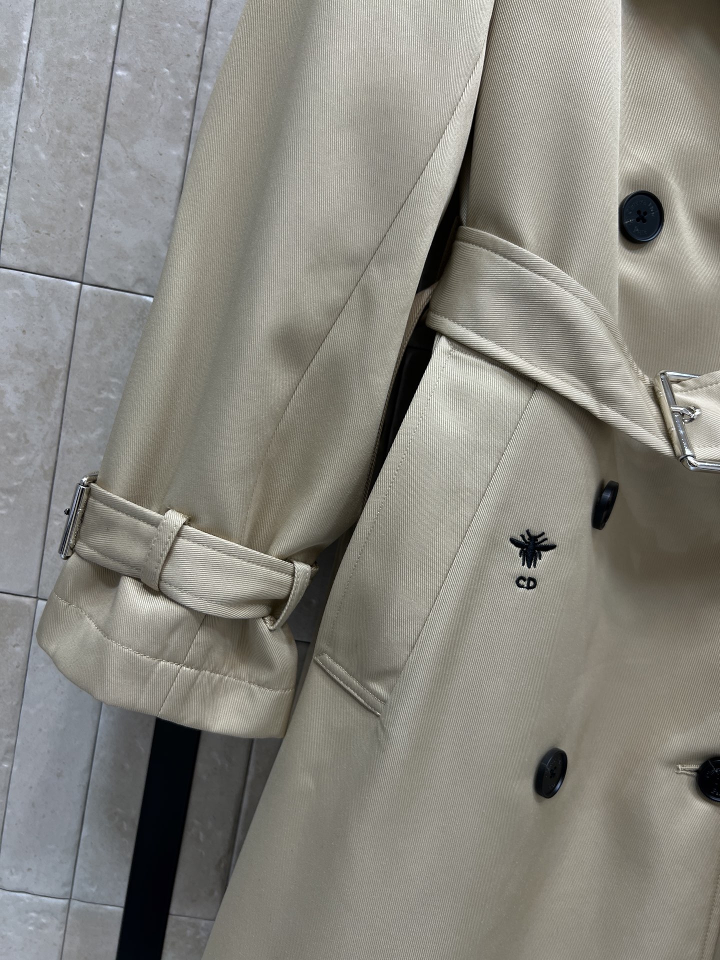 D家 25秋冬新款 双排扣收腰中长款风衣外套 经典英伦风设计 上身超飒巨显气场 廓形刺绣小蜜蜂风衣 穿上