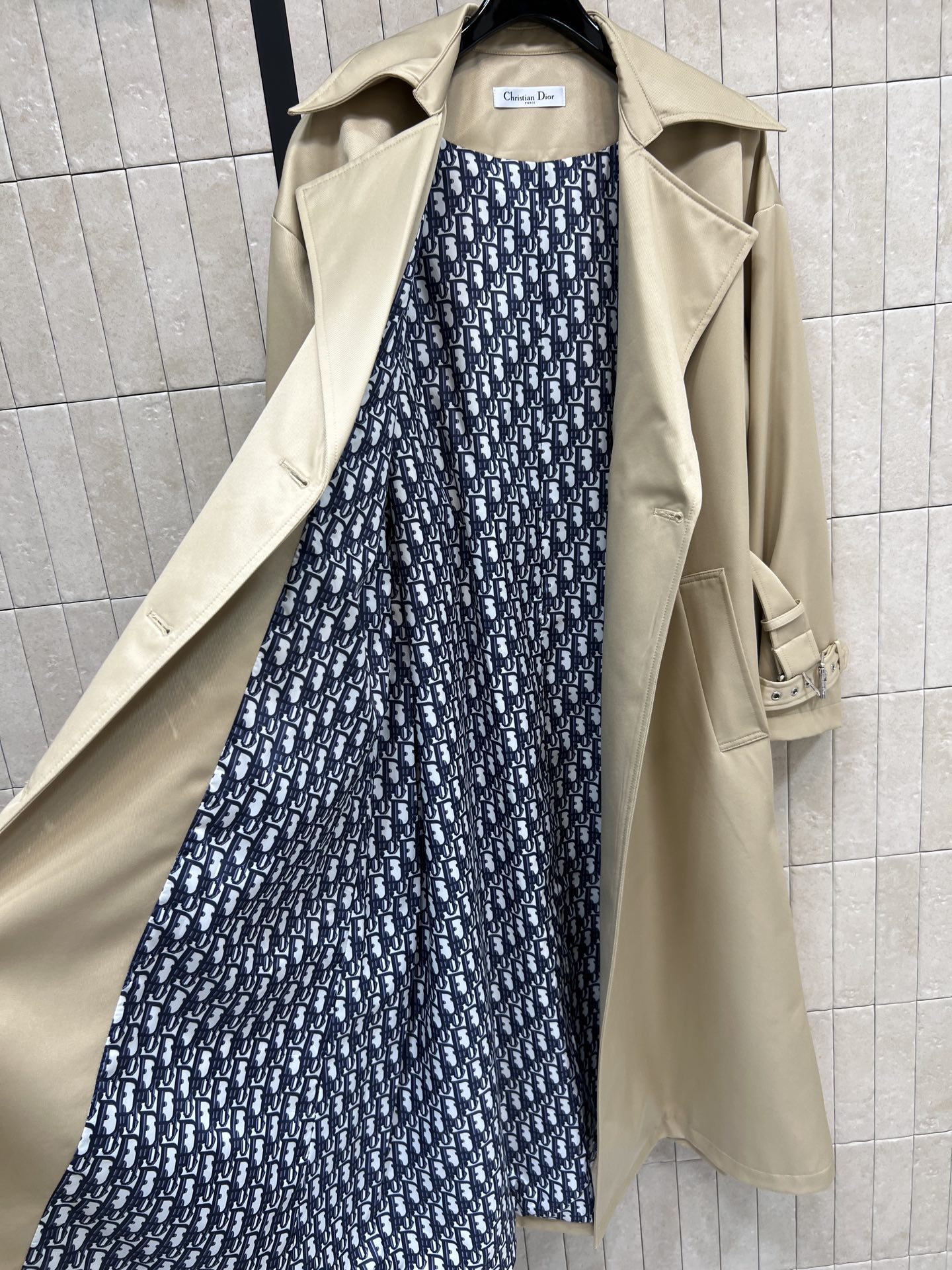 D家 25秋冬新款 双排扣收腰中长款风衣外套 经典英伦风设计 上身超飒巨显气场 廓形刺绣小蜜蜂风衣 穿上