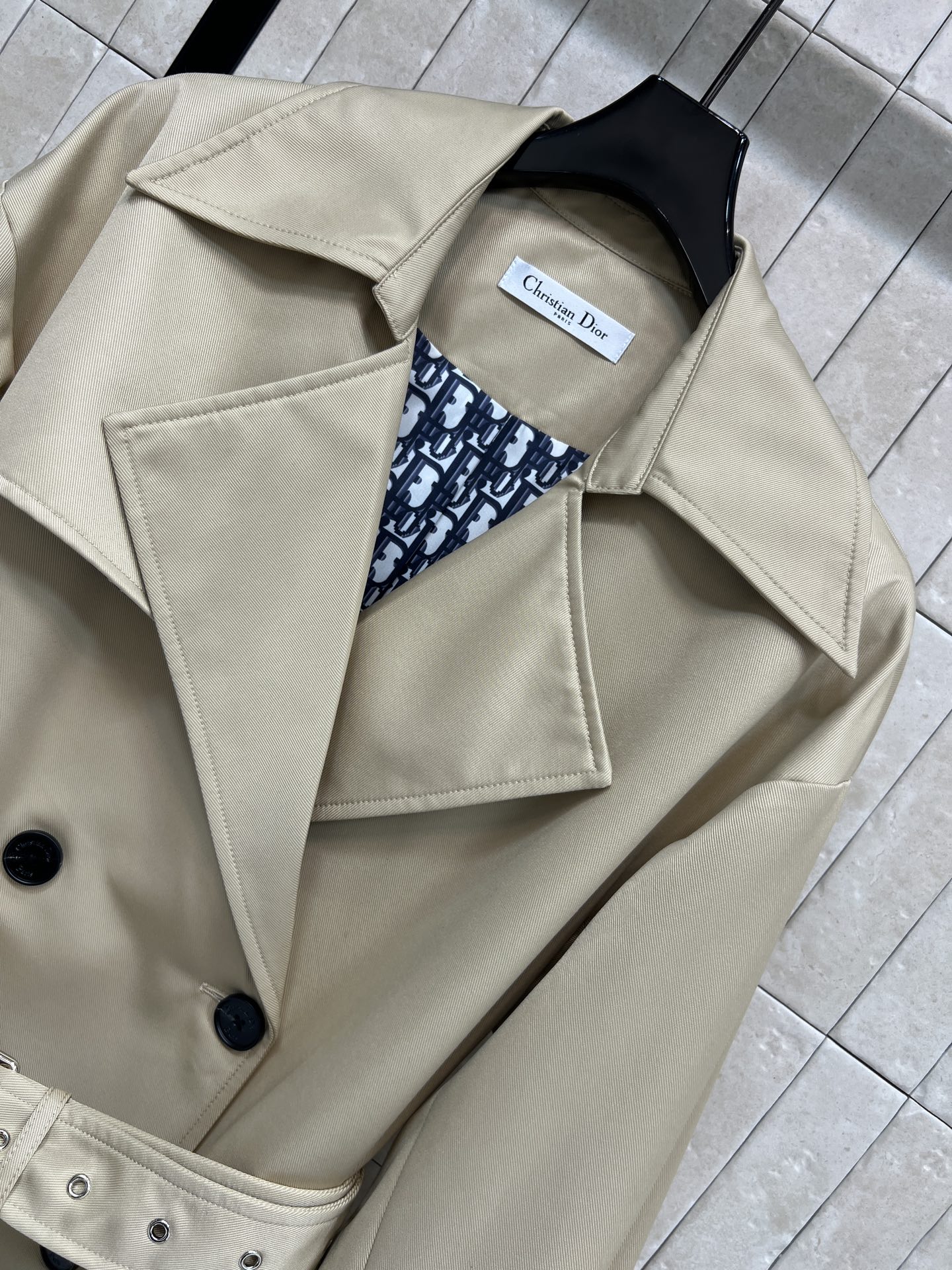 D家 25秋冬新款 双排扣收腰中长款风衣外套 经典英伦风设计 上身超飒巨显气场 廓形刺绣小蜜蜂风衣 穿上