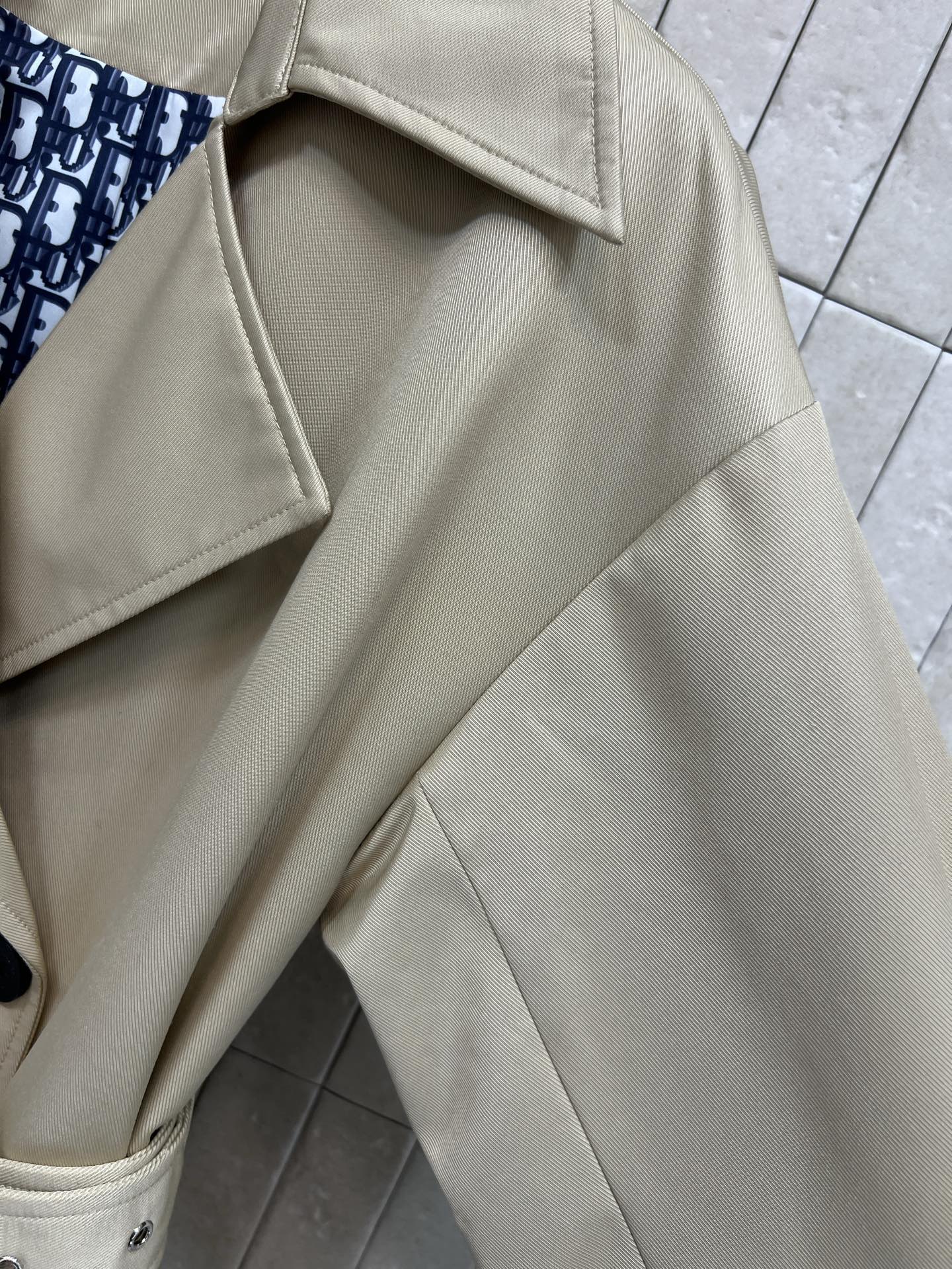 D家 25秋冬新款 双排扣收腰中长款风衣外套 经典英伦风设计 上身超飒巨显气场 廓形刺绣小蜜蜂风衣 穿上