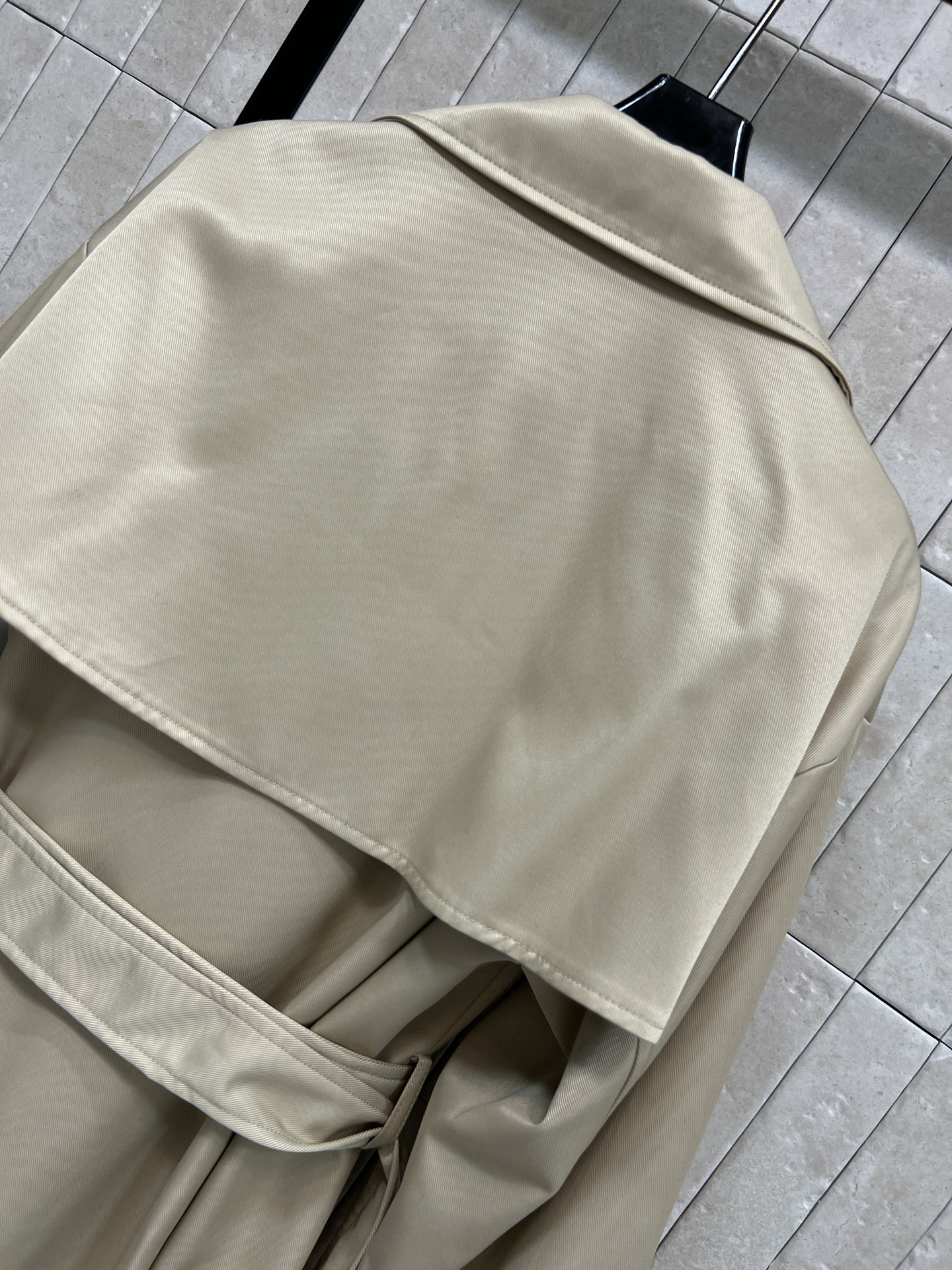 D家 25秋冬新款 双排扣收腰中长款风衣外套 经典英伦风设计 上身超飒巨显气场 廓形刺绣小蜜蜂风衣 穿上