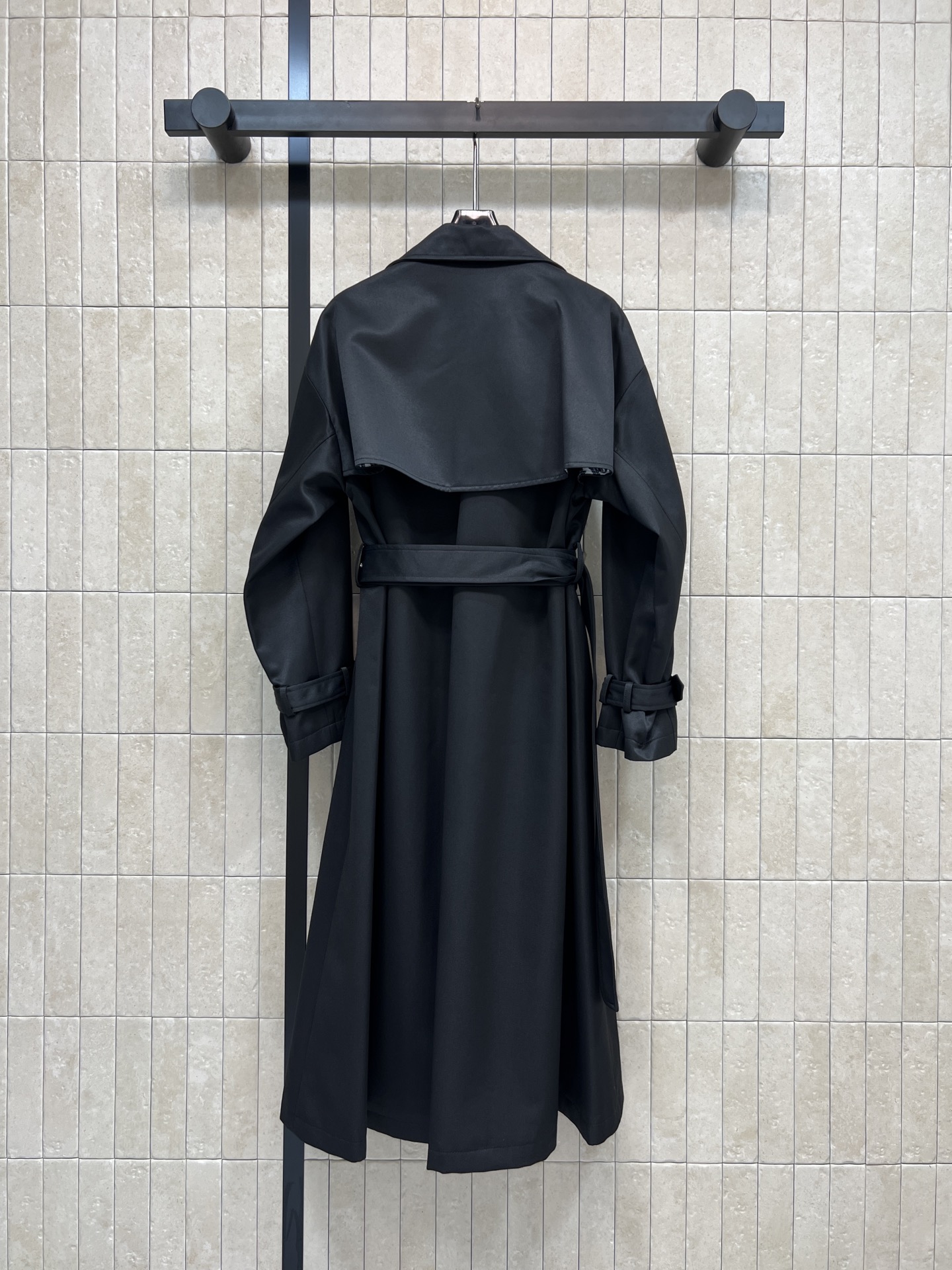 D家 25秋冬新款 双排扣收腰中长款风衣外套 经典英伦风设计 上身超飒巨显气场 廓形刺绣小蜜蜂风衣 穿上