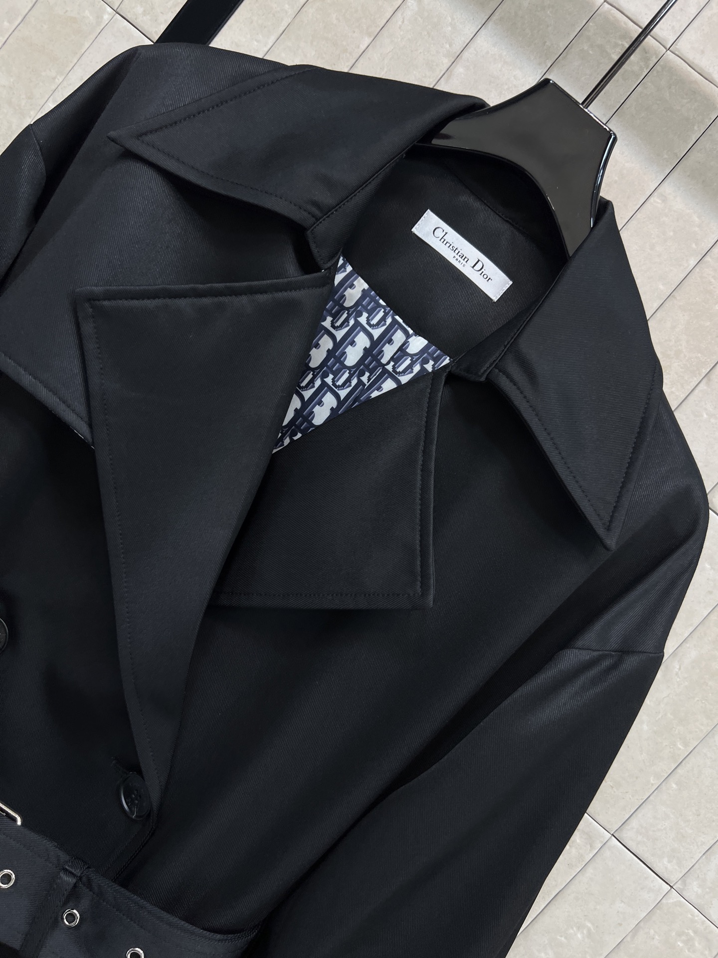 D家 25秋冬新款 双排扣收腰中长款风衣外套 经典英伦风设计 上身超飒巨显气场 廓形刺绣小蜜蜂风衣 穿上