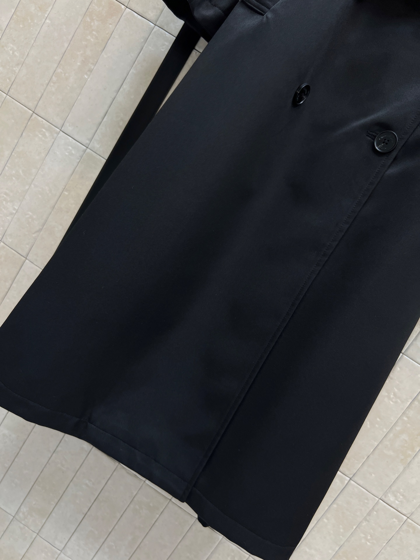 D家 25秋冬新款 双排扣收腰中长款风衣外套 经典英伦风设计 上身超飒巨显气场 廓形刺绣小蜜蜂风衣 穿上