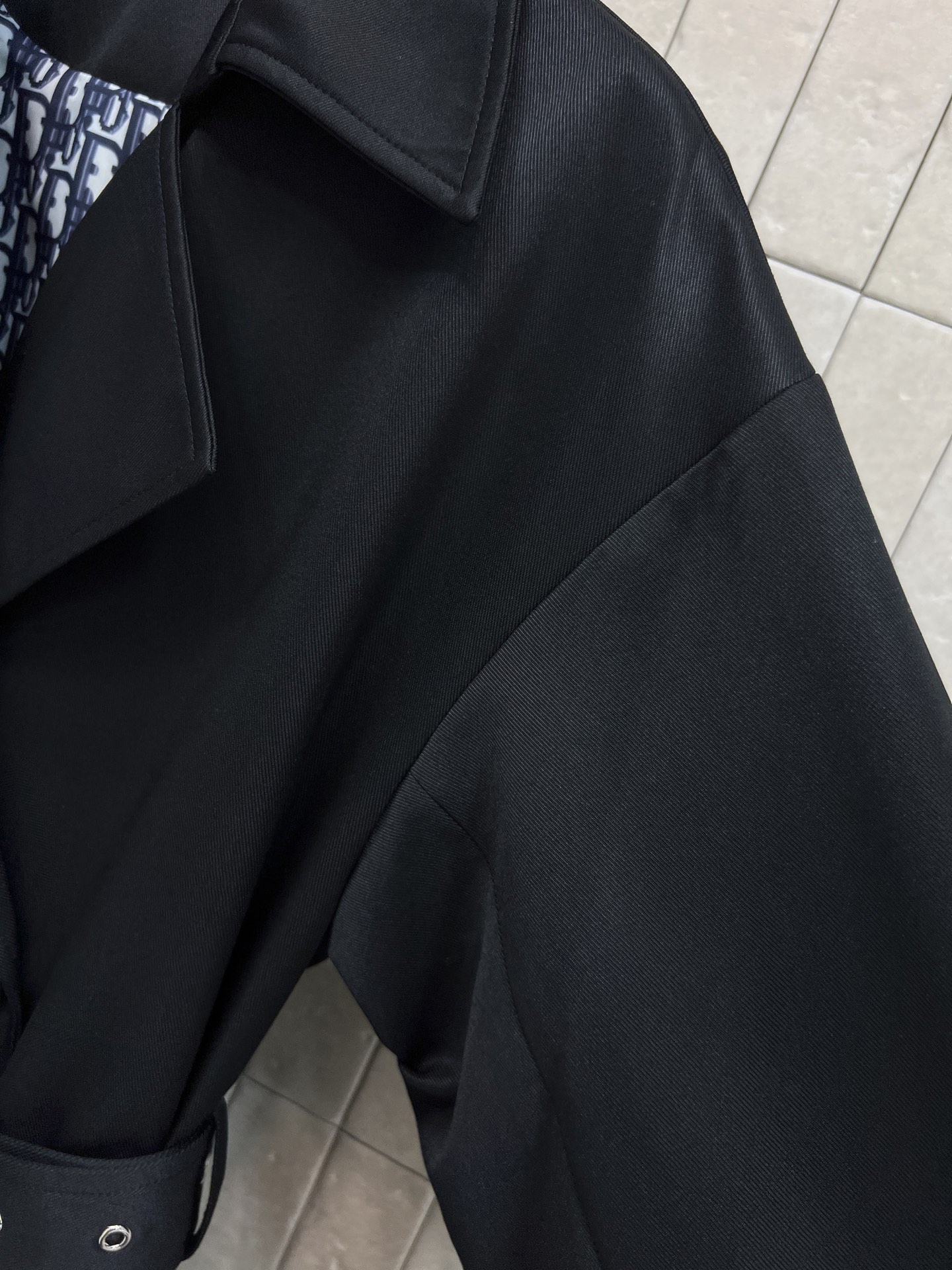 D家 25秋冬新款 双排扣收腰中长款风衣外套 经典英伦风设计 上身超飒巨显气场 廓形刺绣小蜜蜂风衣 穿上